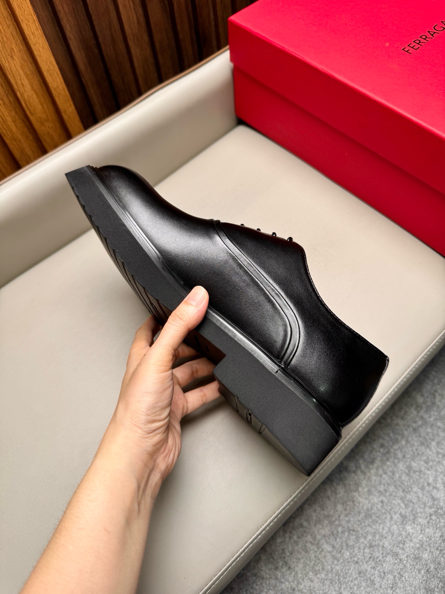 Туфли мужские в стиле Salvatore Ferragamo чёрного цвета со шнуровкой