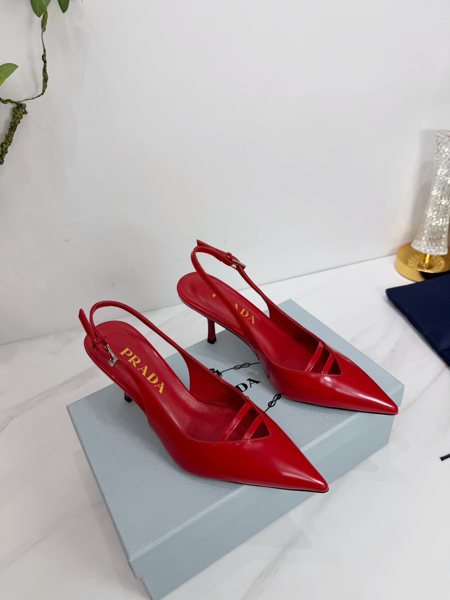 Туфли женские Prada из натуральной кожи красного цвета