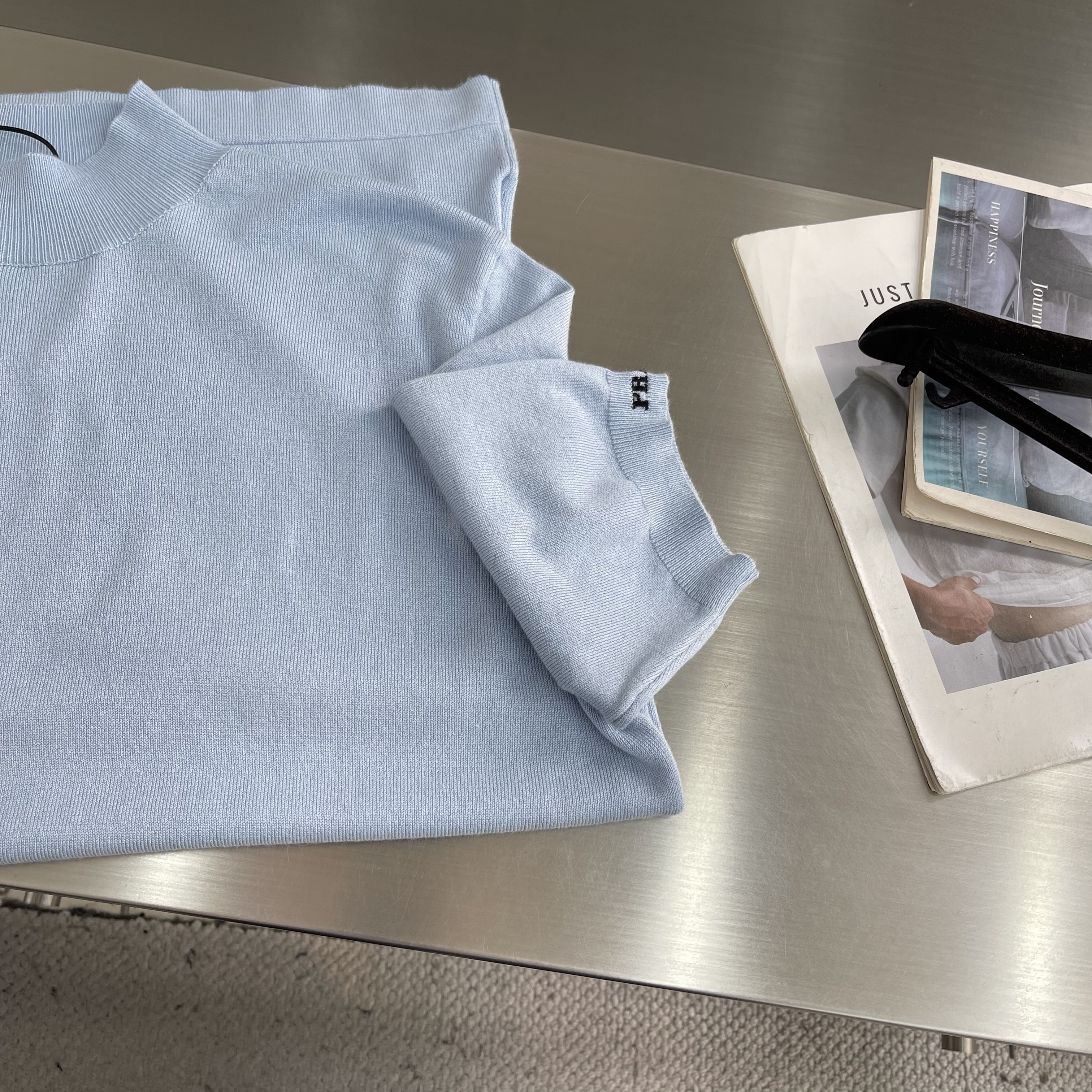 Футболка мужская в стиле Prada с логотипом на рукаве