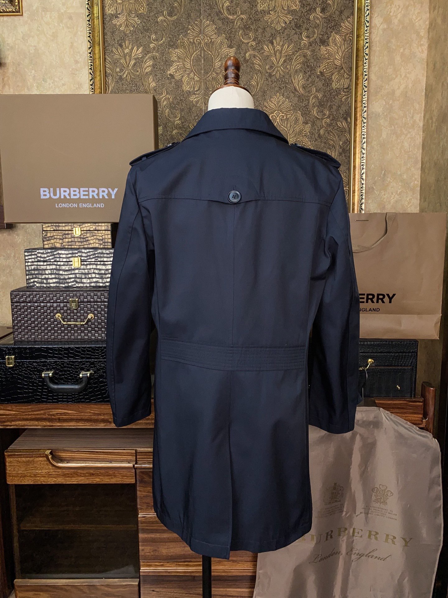 Тренч мужской в стиле Burberry темно-синего цвета классический