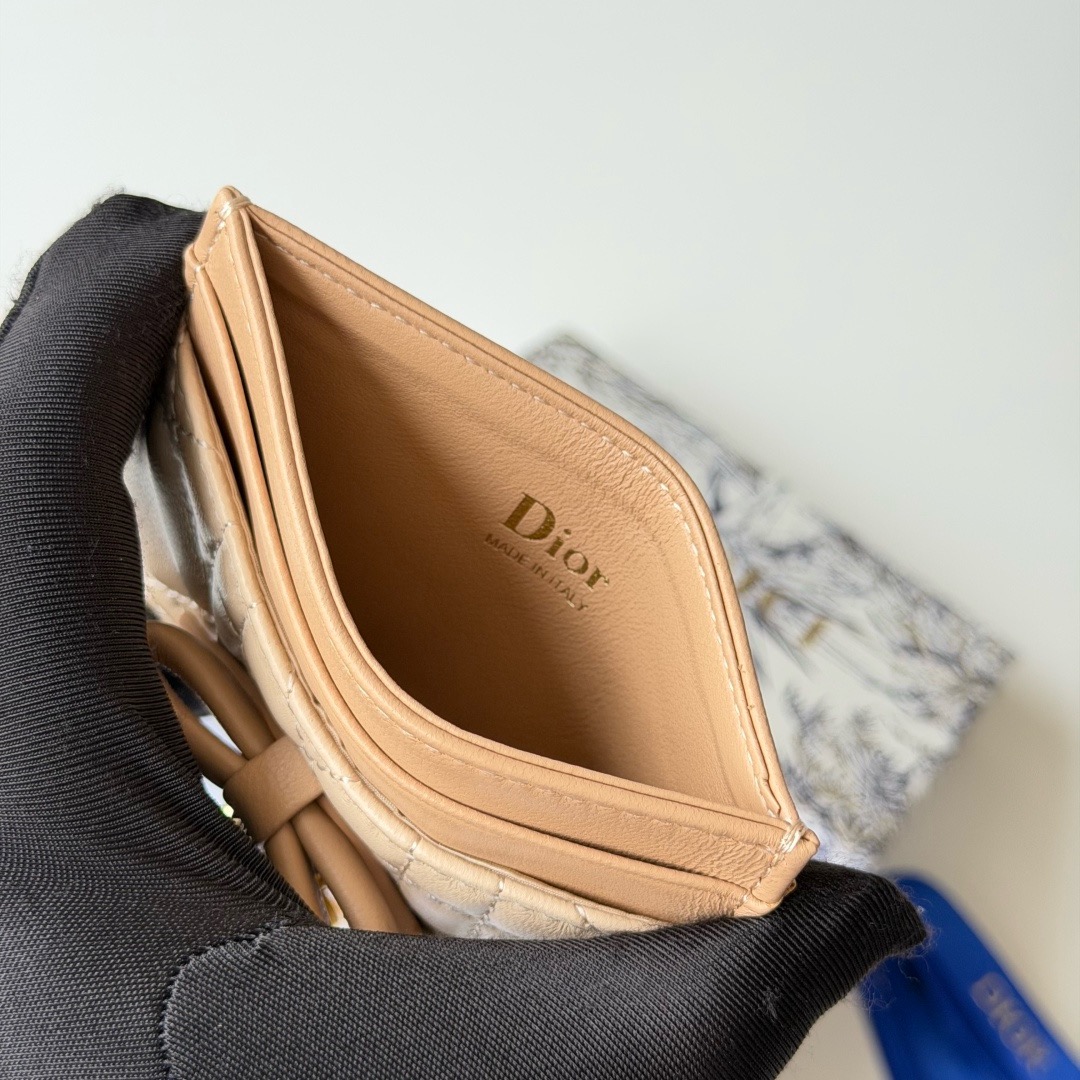 Кошелёк женский Dior бежевого цвета
