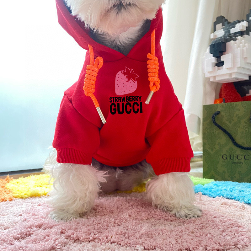 Худи для собак в стиле Gucci Strawberry из хлопкового футера с капюшоном красного цвета