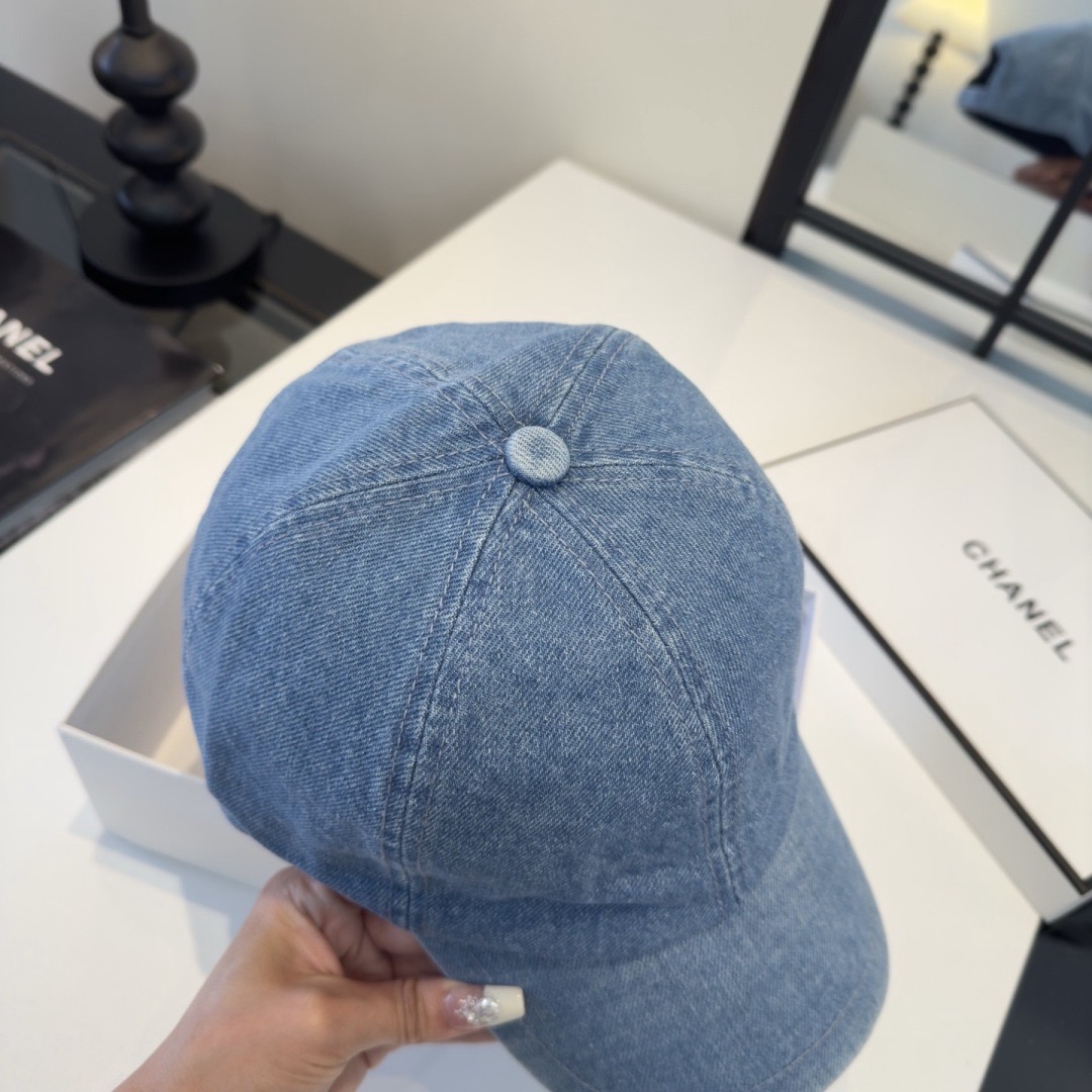Кепка женская в стиле Chanel из джинсовой ткани голубого цвета