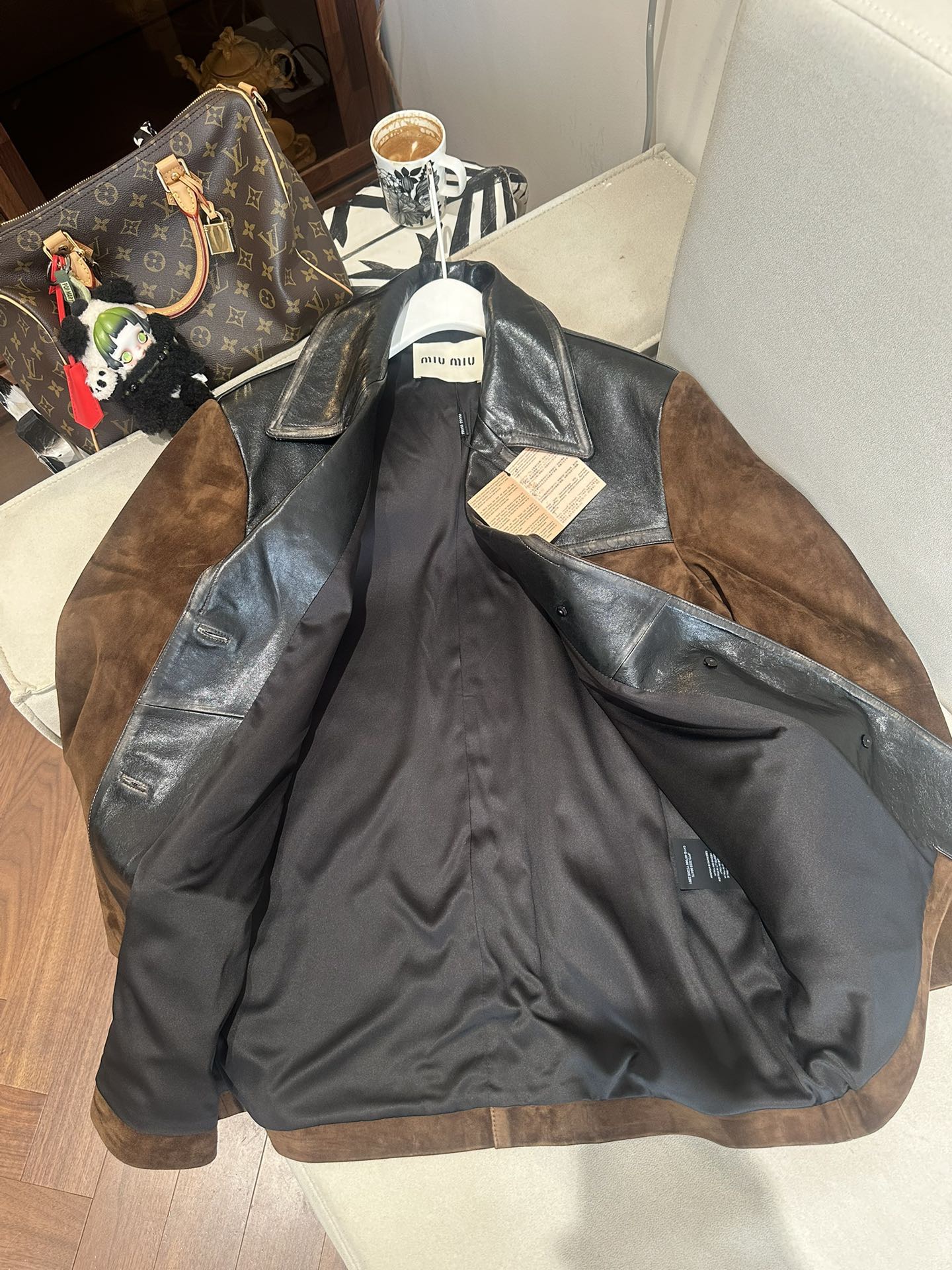 Куртка женская в стиле Miu Miu из натуральной замши и кожи коричневого цвета с контрастной кожаной отделкой