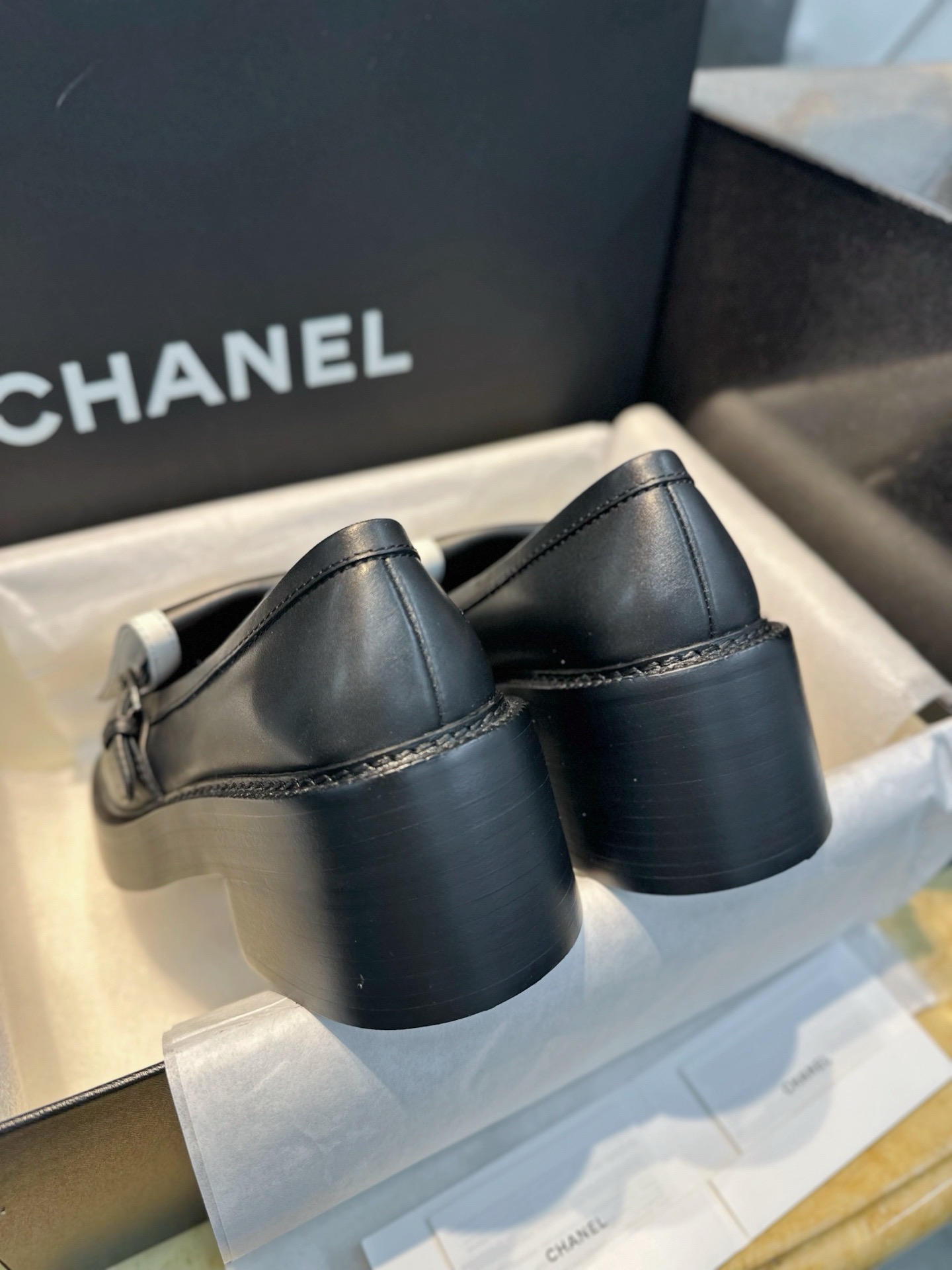Лоферы женские Chanel 24B чёрно-белого цвета на утолщённой подошве
