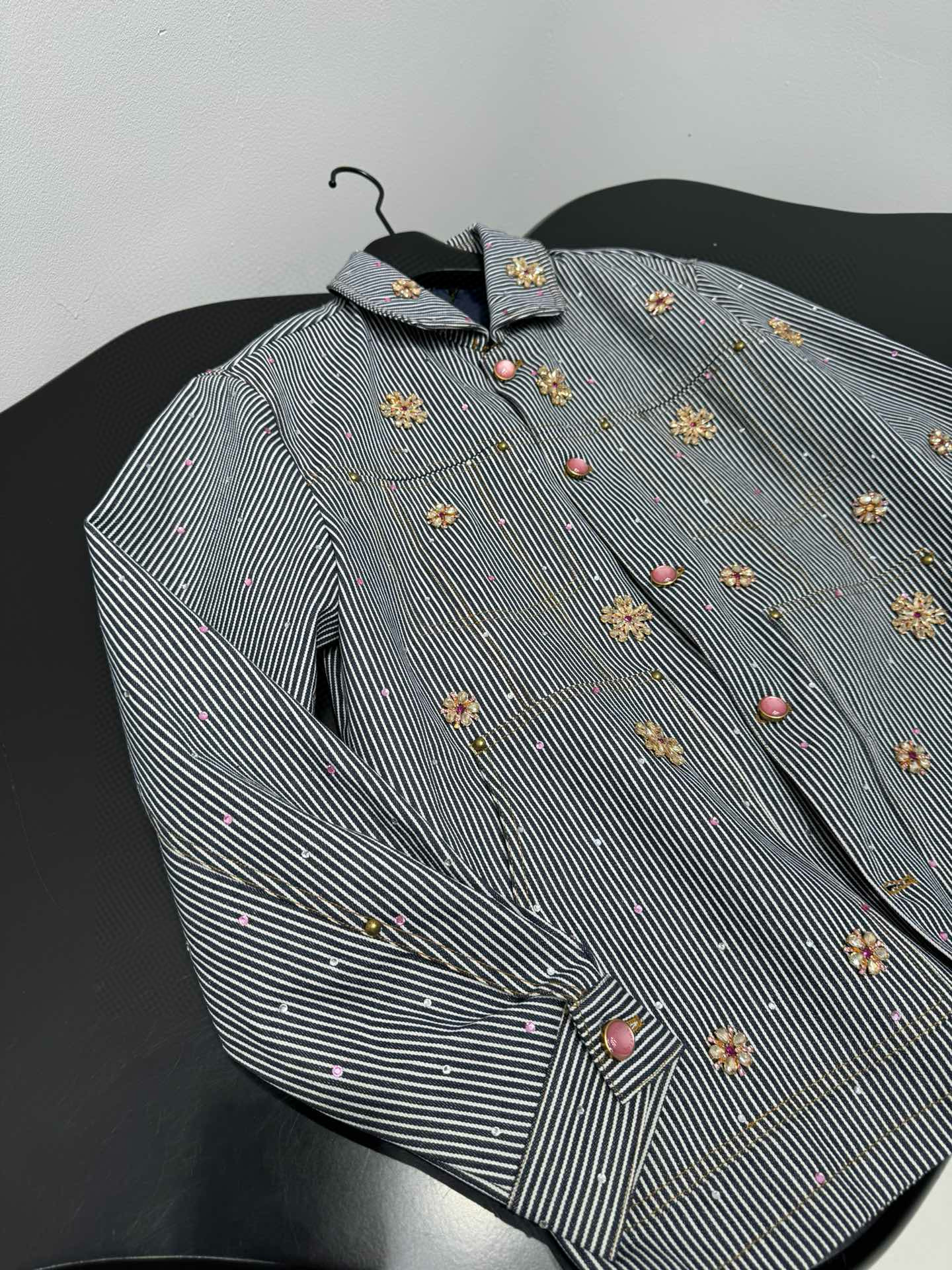 Жакет женский в стиле Loewe из хлопковой ткани серого цвета с полоской и декоративной вышивкой