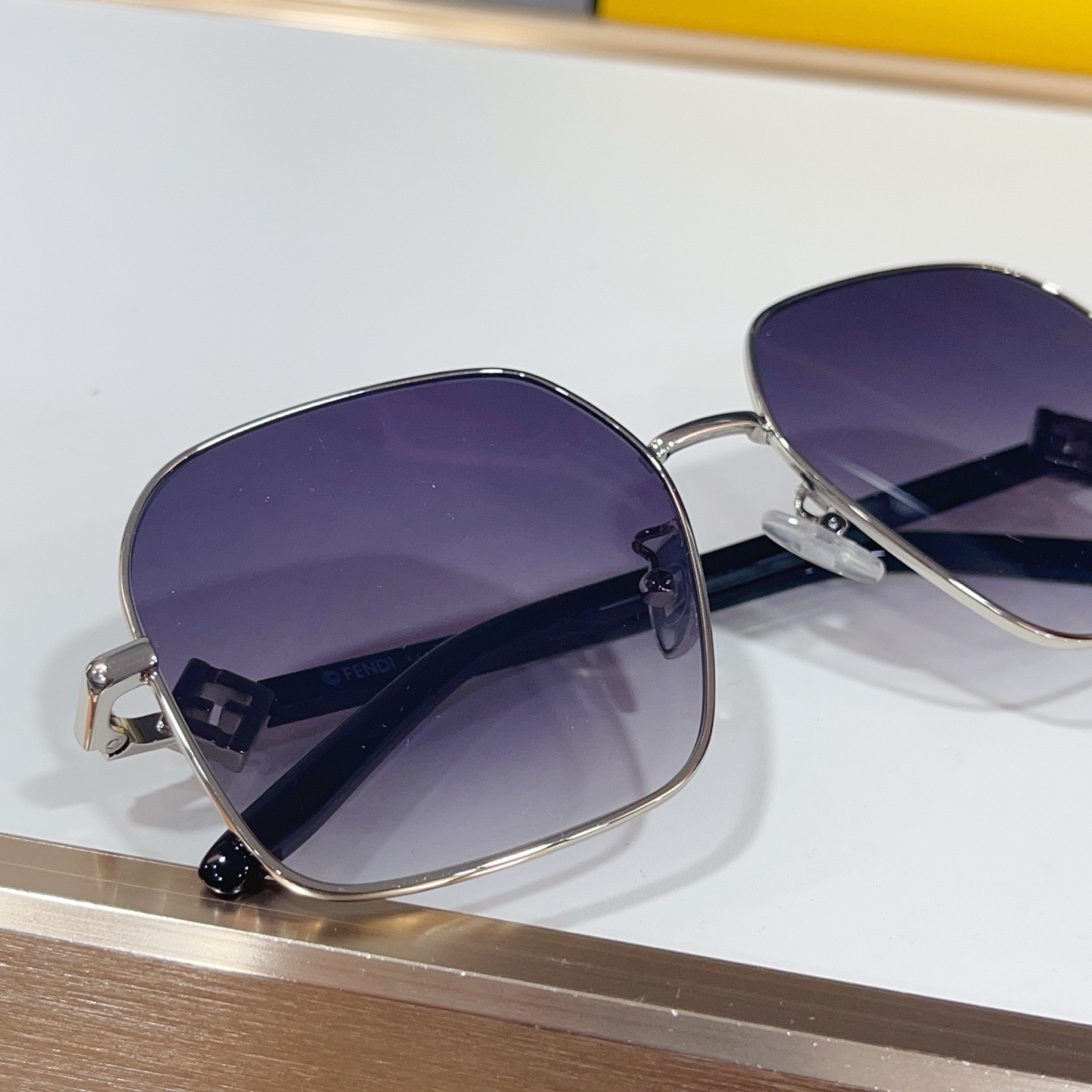 Очки солнцезащитные женские в стиле Fendi FE40218U