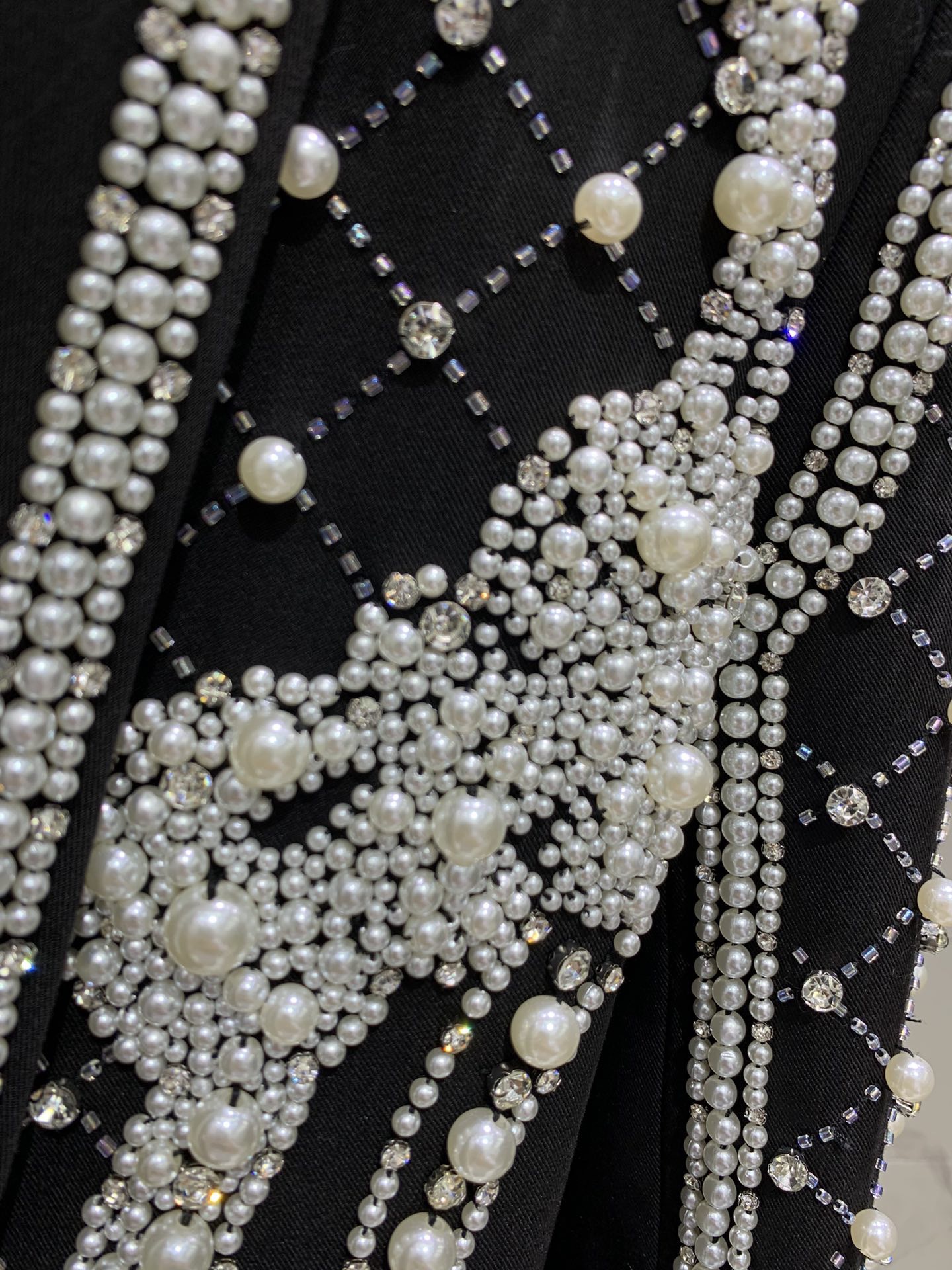 Жакет женский в стиле Balmain из плотной костюмной ткани чёрного цвета с ручной жемчужной вышивкой