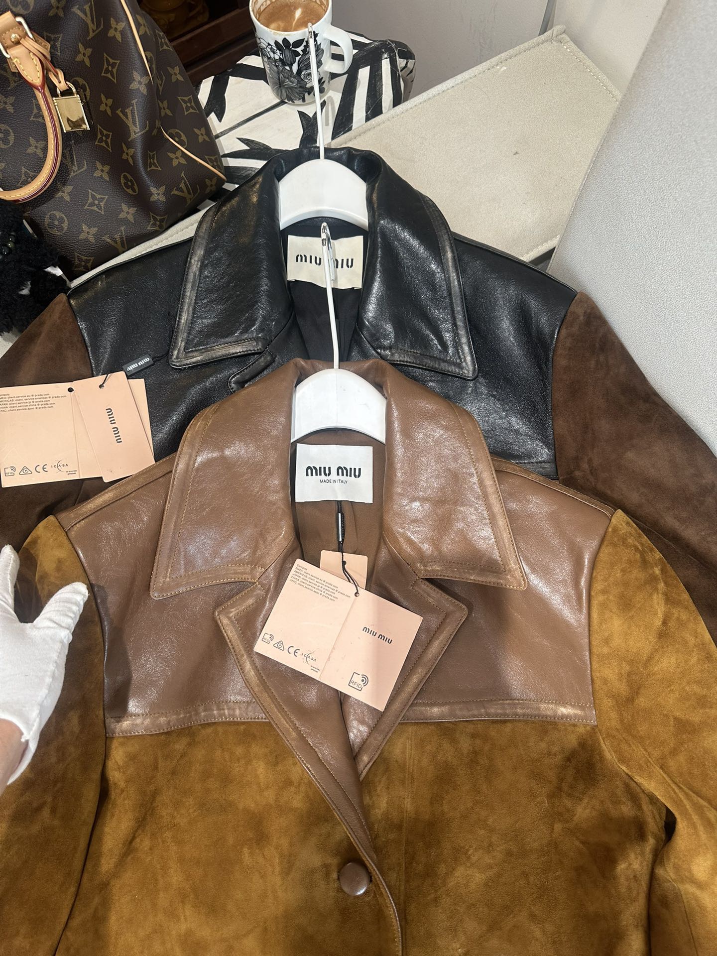 Куртки женские в стиле Miu Miu из натуральной замши и кожи коричневого цвета с контрастной кожаной отделкой