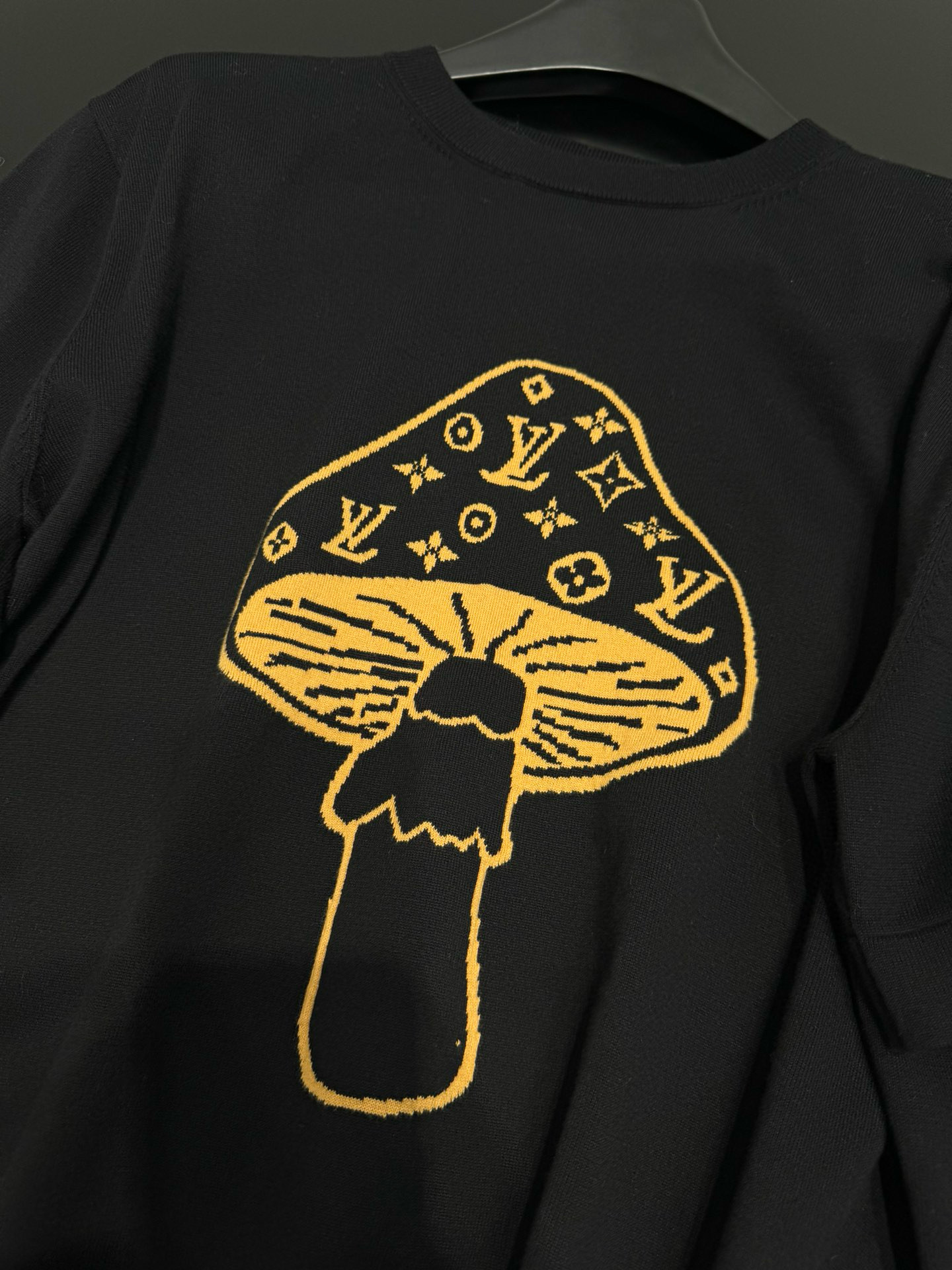 Джемпер мужской в стиле Loewe из хлопкового трикотажа чёрного цвета с вышивкой гриба