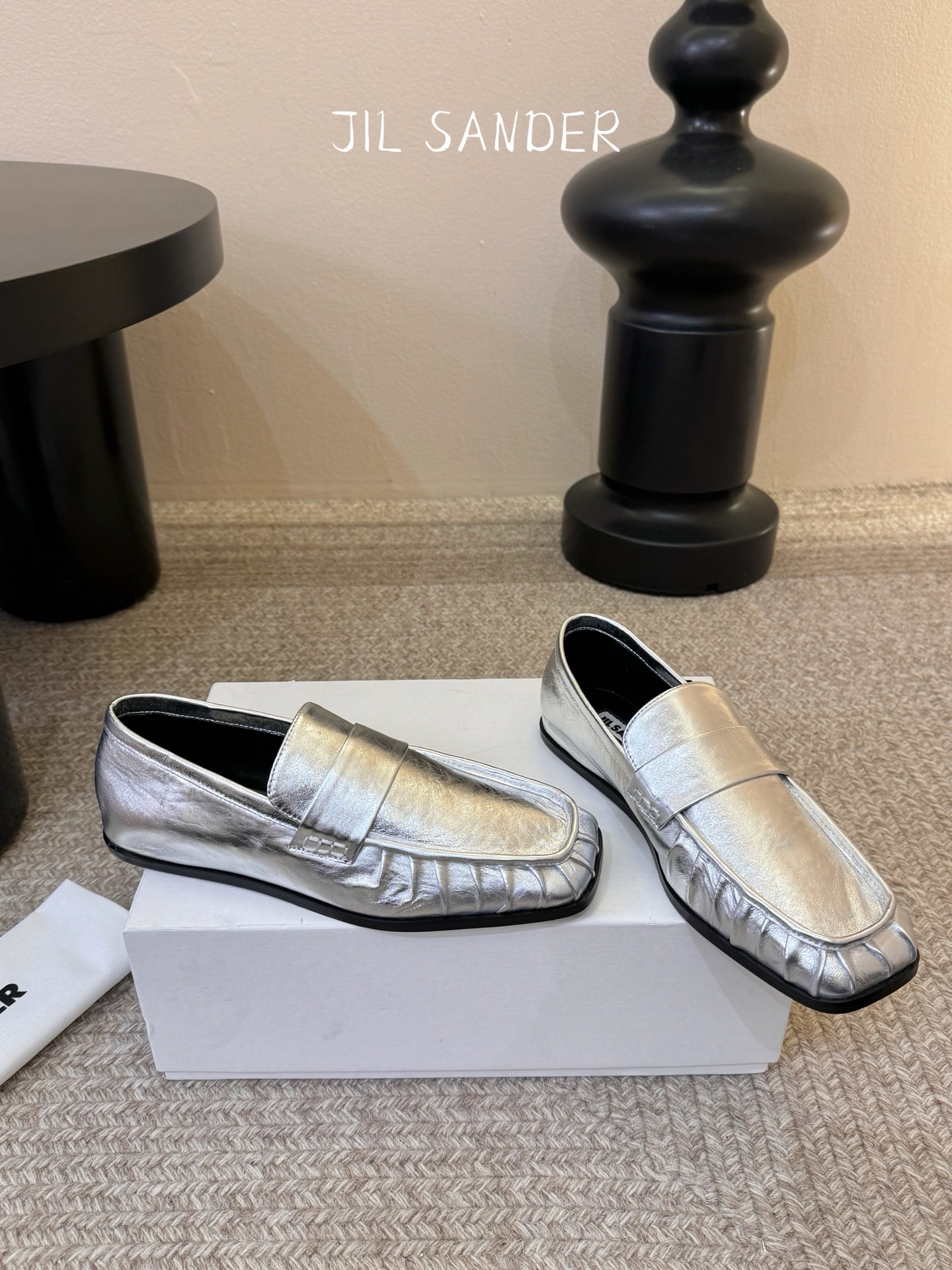 Лоферы женские в стиле Jil Sander серебристого цвета