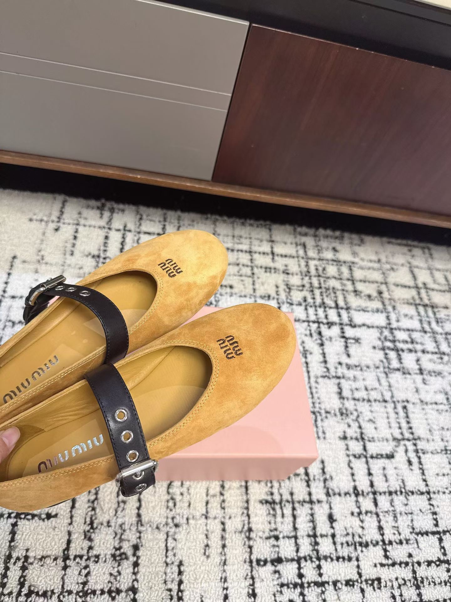 Туфли женские в стиле Miu Miu из натуральной замши желтого цвета