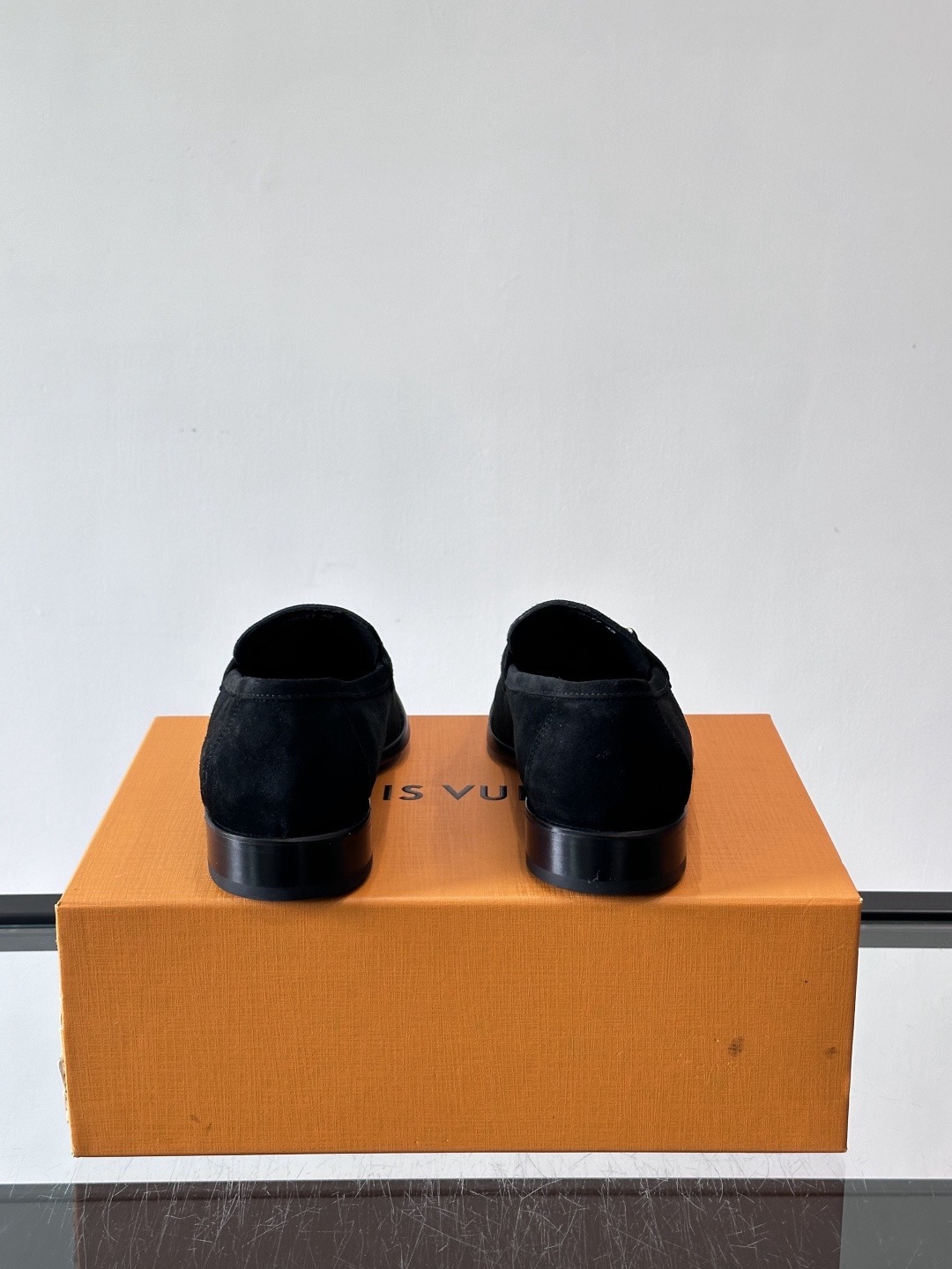 Туфли мужские в стиле Louis Vuitton чёрного цвета с металлической планкой