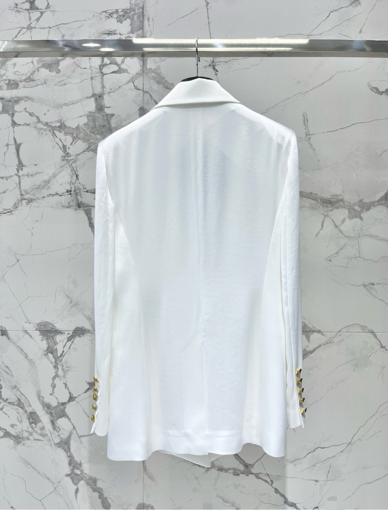 Пиджак женский в стиле Balmain белого цвета с золотыми пуговицами