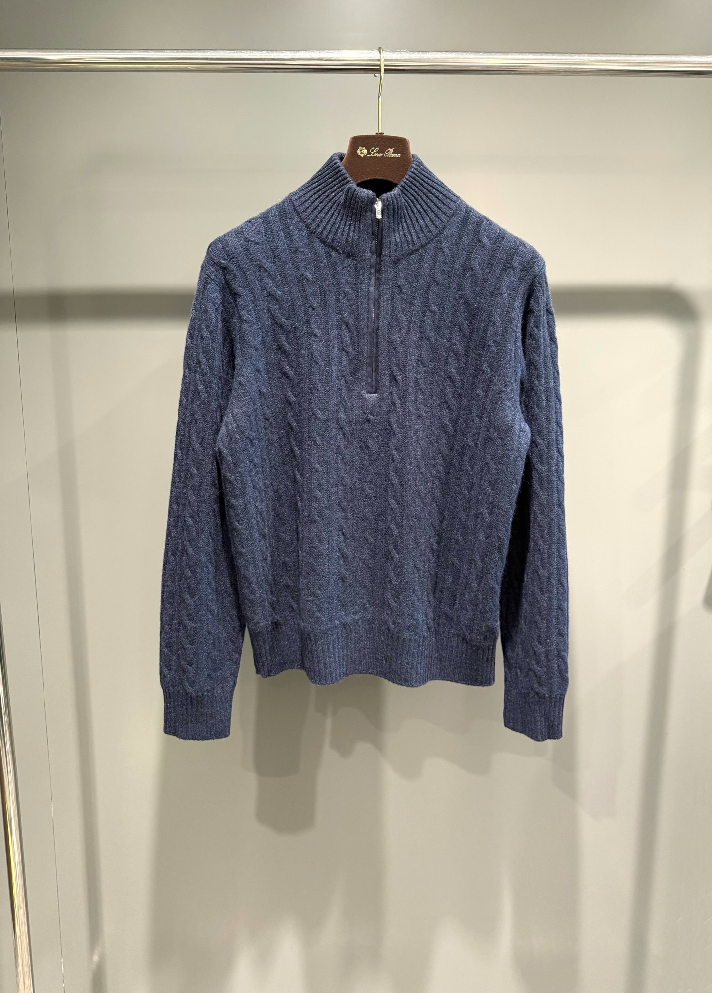 Свитер мужской в стиле Loro Piana из 100% шерсти синего цвета с молнией