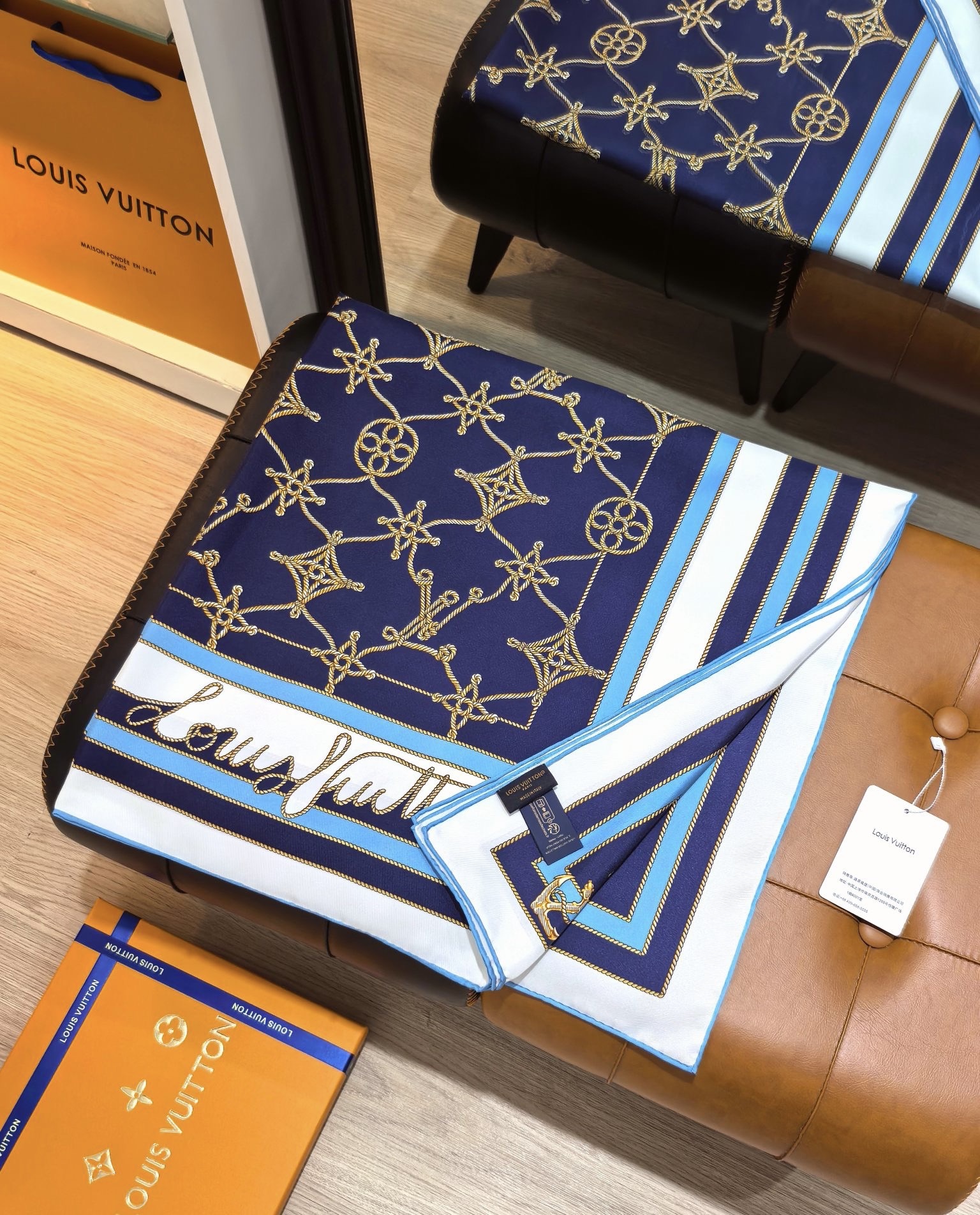 Платок женский в стиле Louis Vuitton синего цвета с принтом