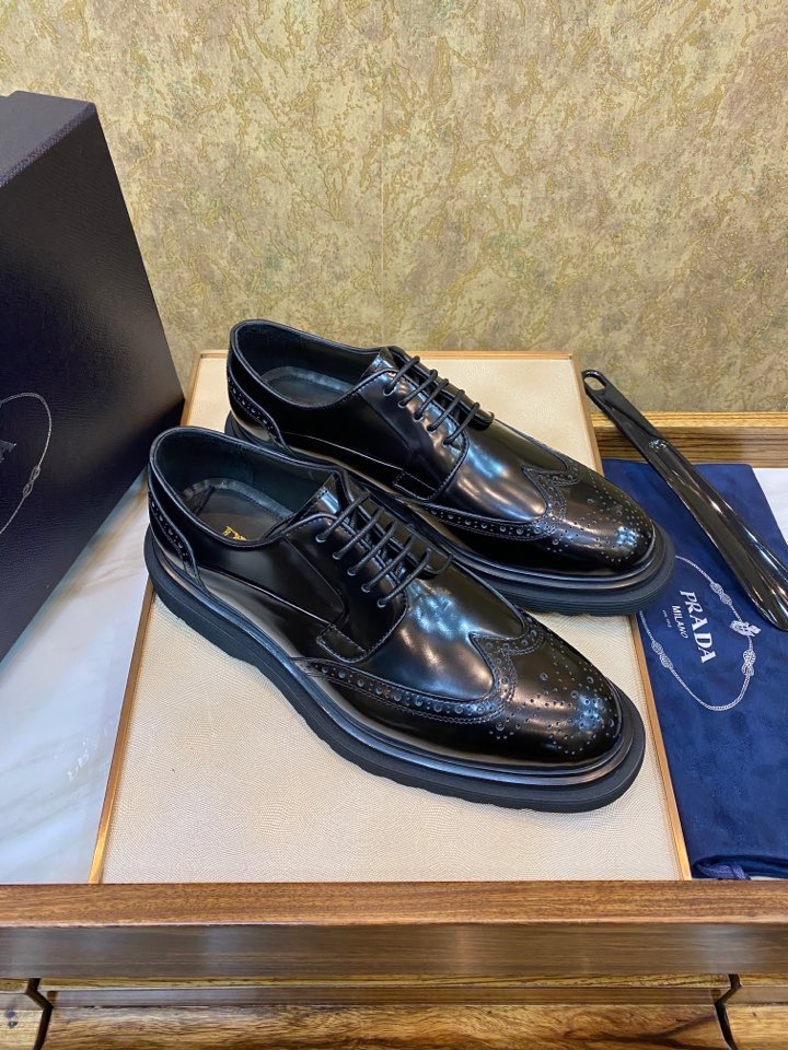 Туфли мужские Prada на массивной подошве из натуральной кожи черного цвета