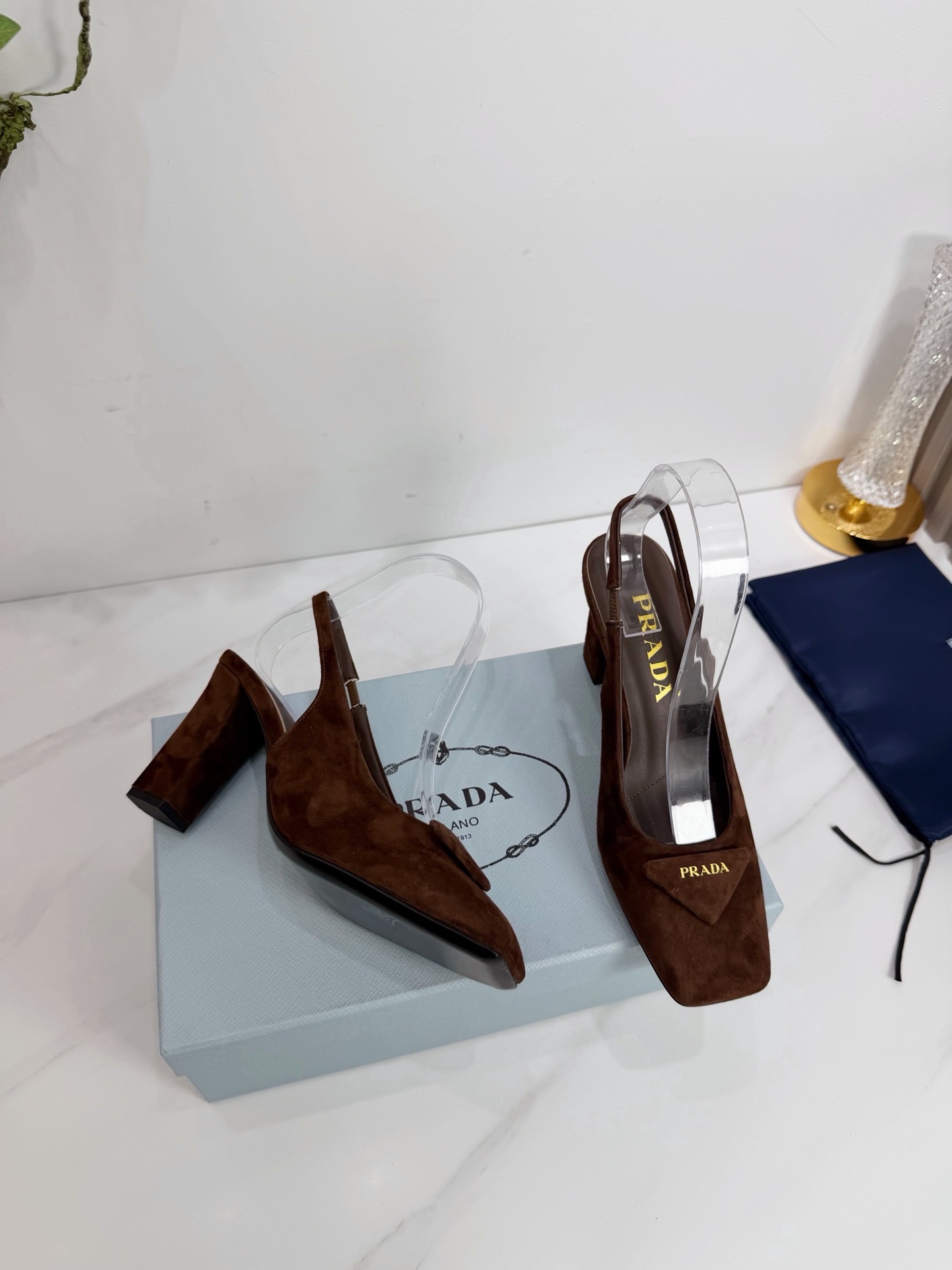 Туфли женские Prada из натуральной замши коричневого цвета