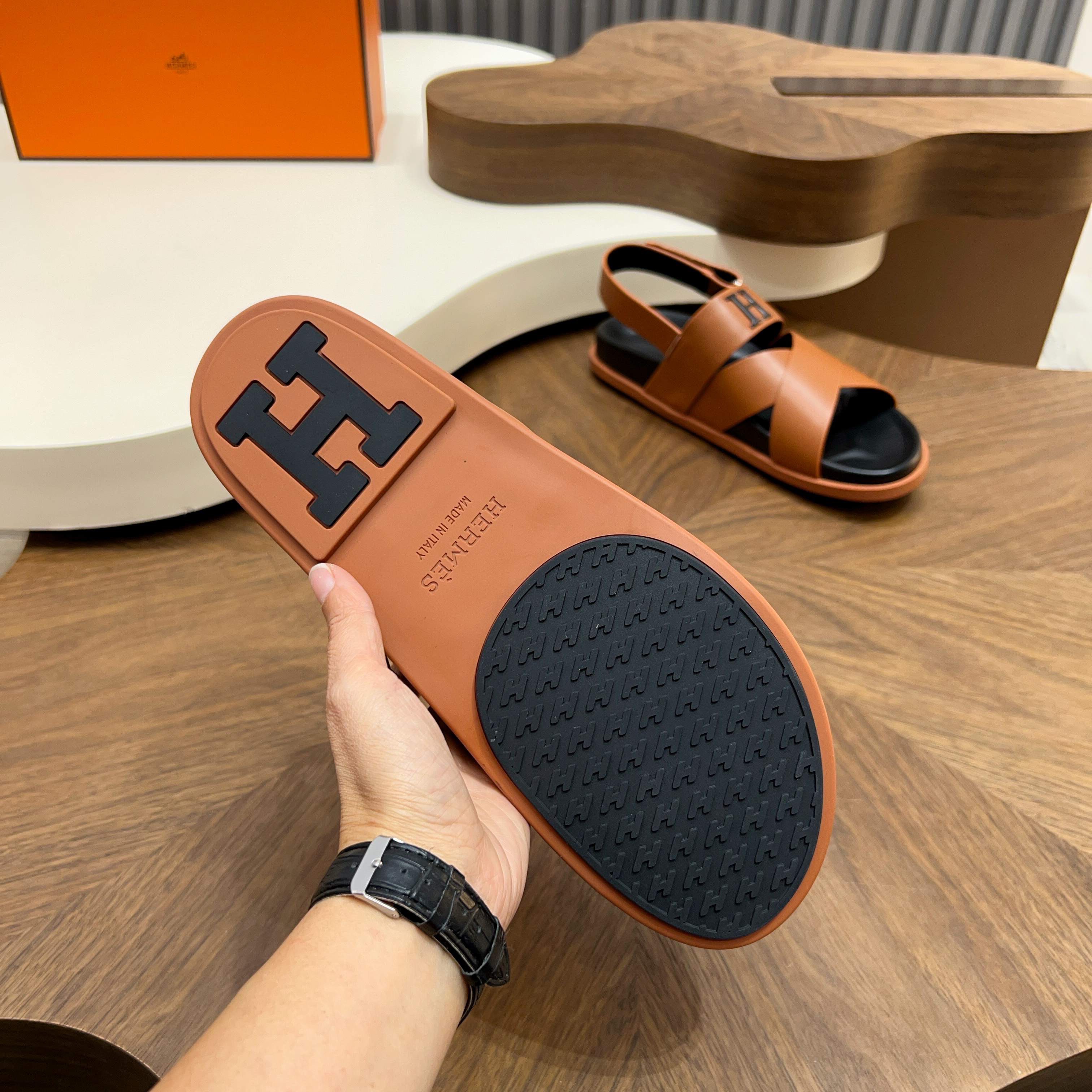 Сандалии мужские в стиле Hermès коричневого цвета