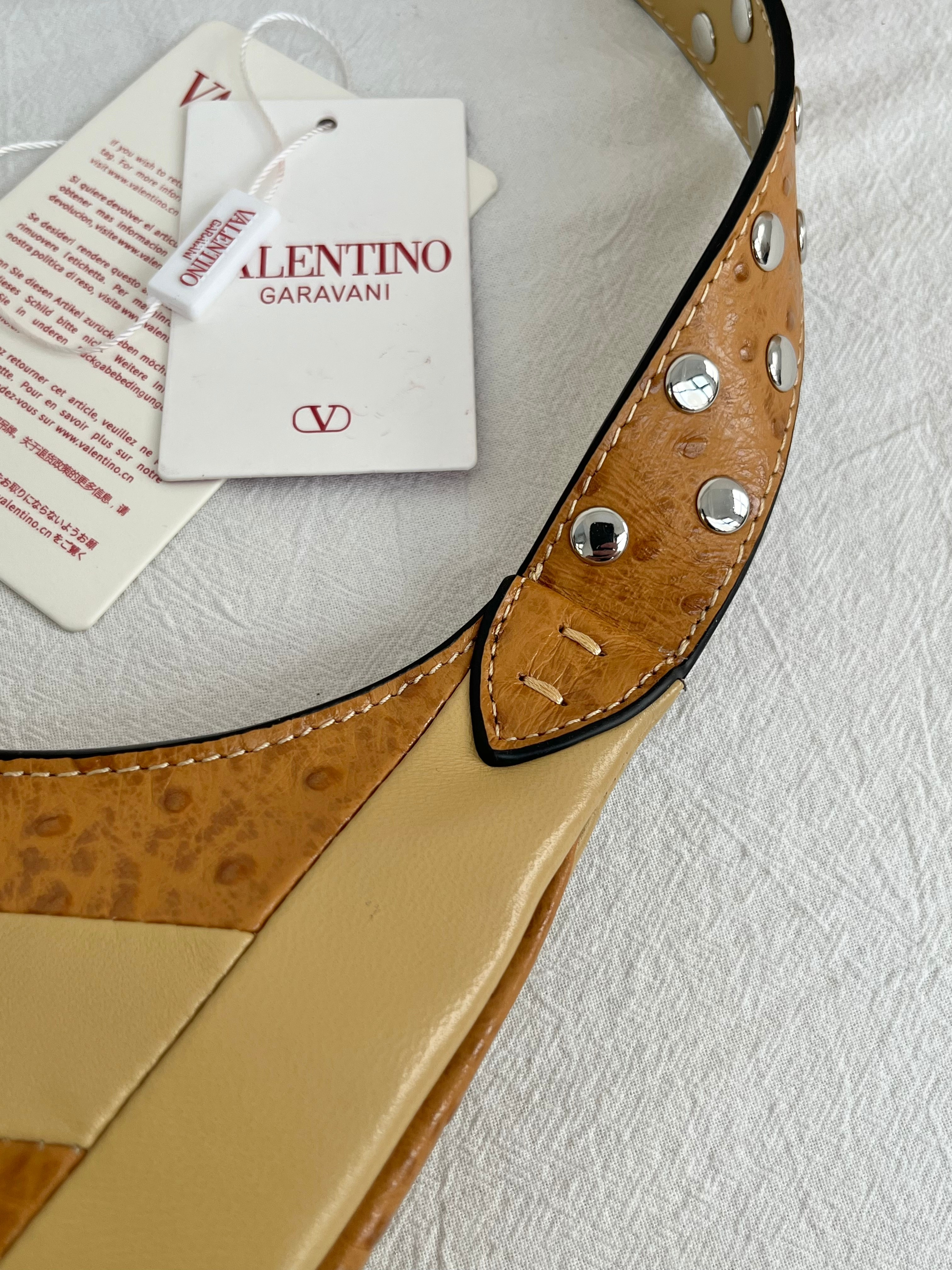 Сумка женская в стиле Valentino Garavani Hoboho Hobo бежево-карамельного с фактурной отделкой(28 cм)