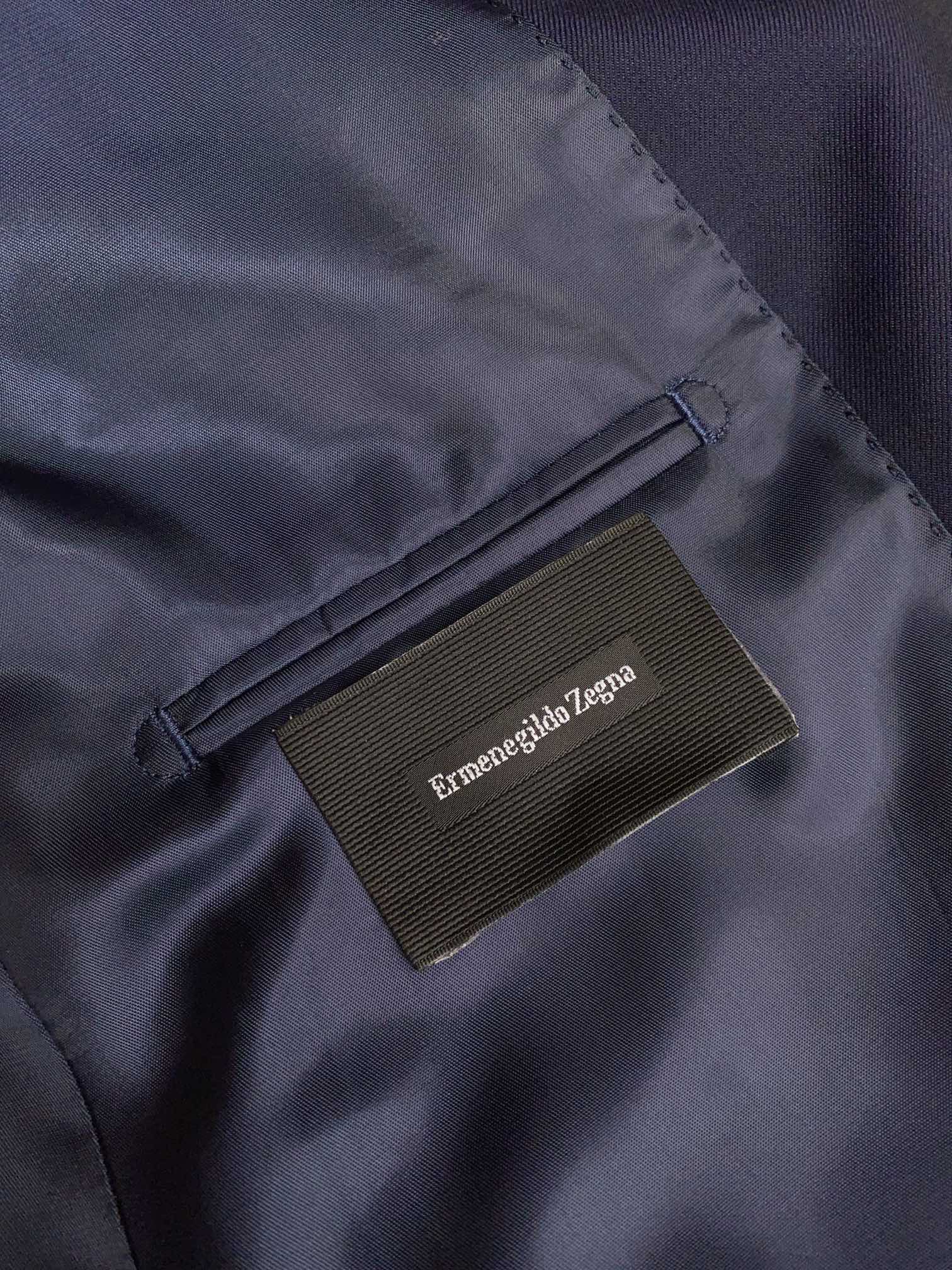Костюм мужской в стиле Zegna из шерсти тёмно-синего цвета с классическим силуэтом