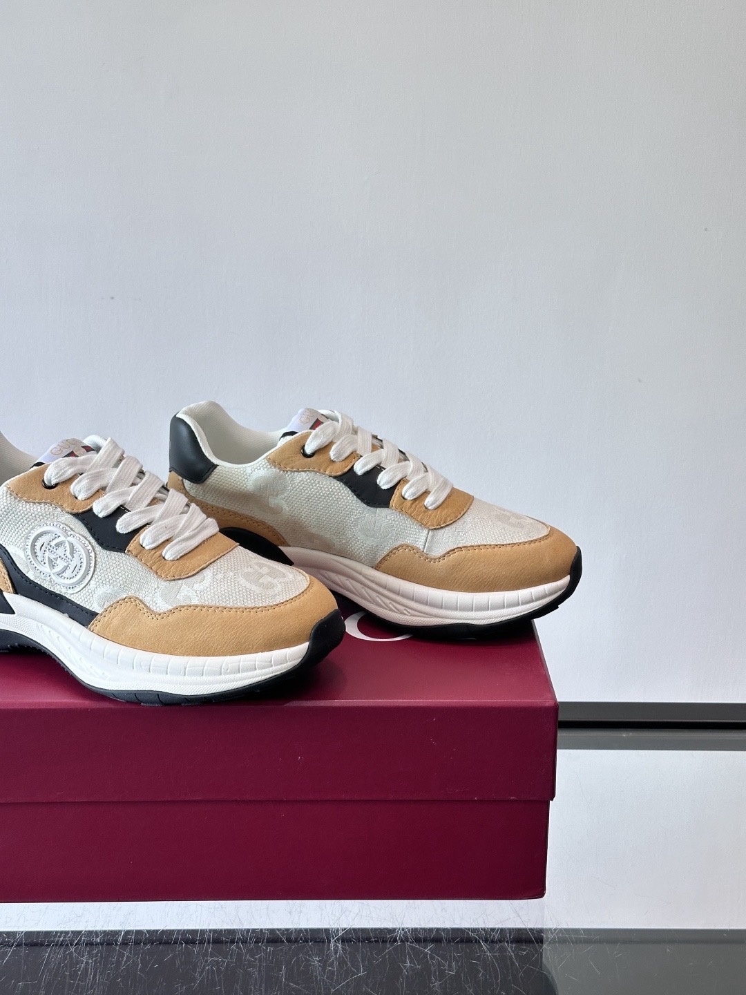 Кроссовки мужские в стиле Gucci бежево-песочного цвета с чёрными и белыми вставками