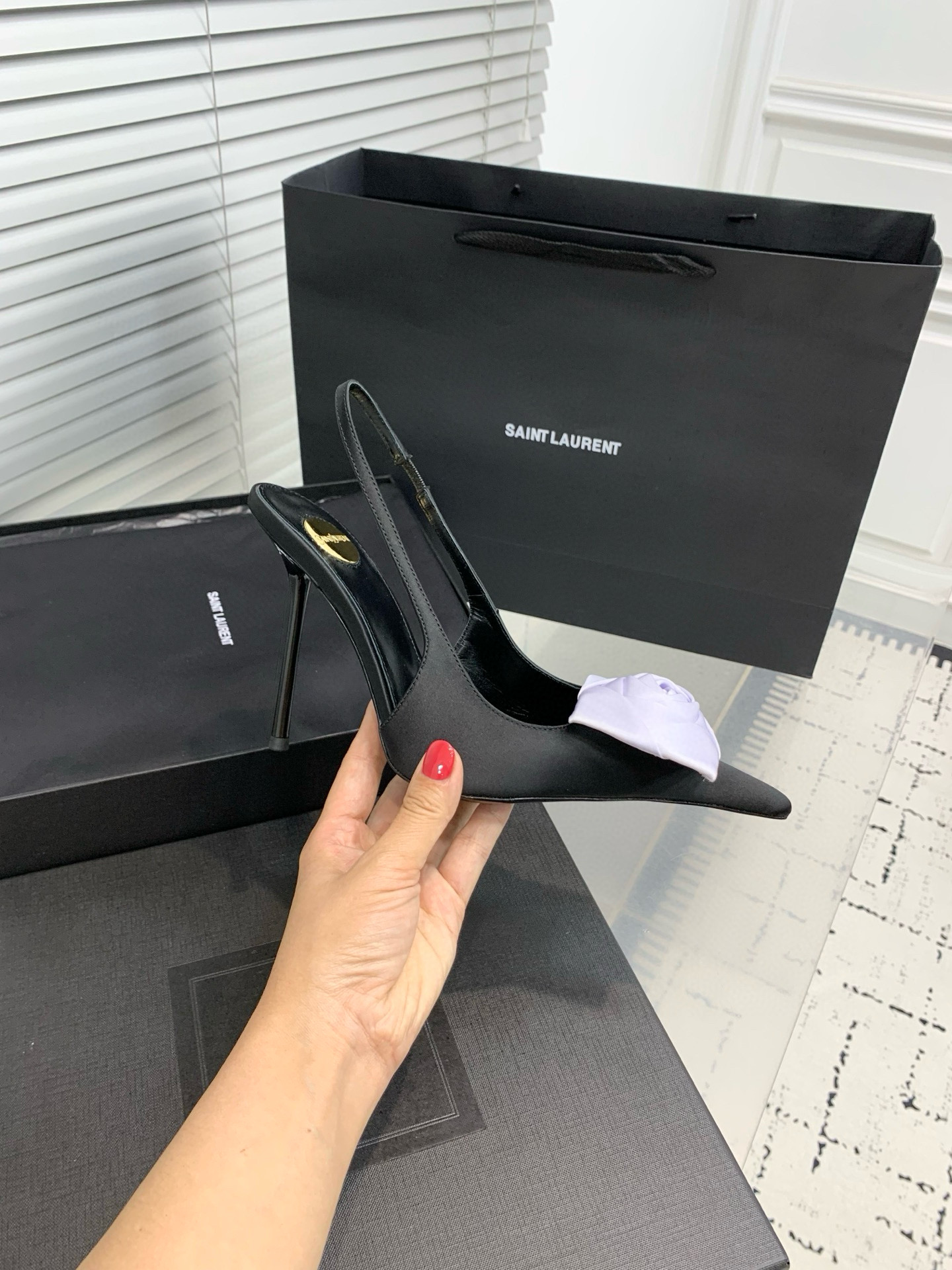Туфли женские Saint Laurent с цветком slingback чёрного цвета с белым декором