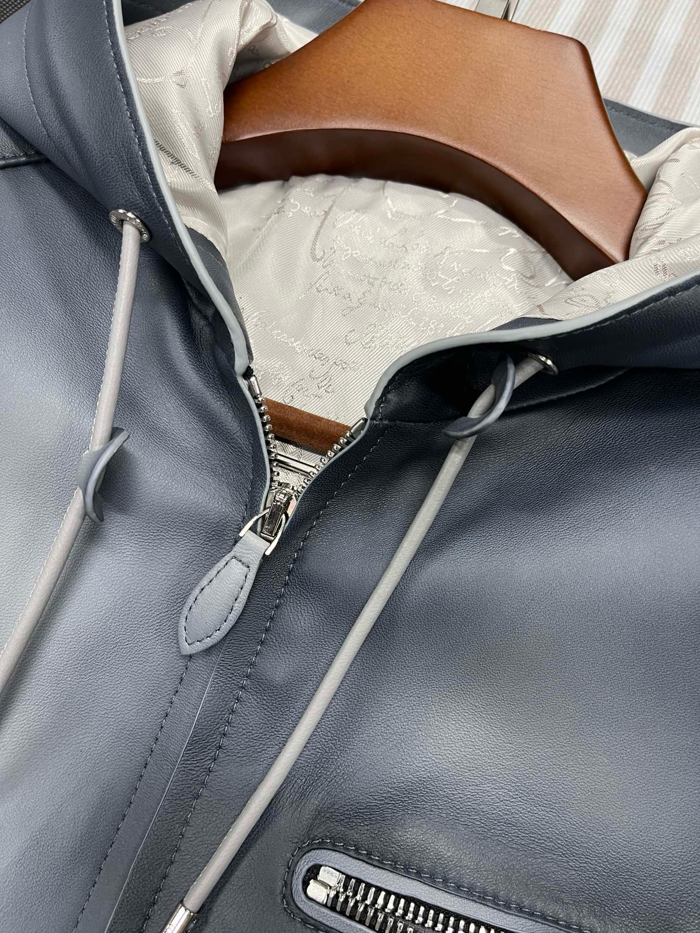 Куртка мужская Berluti серого цвета с капюшоном и трикотажной отделкой