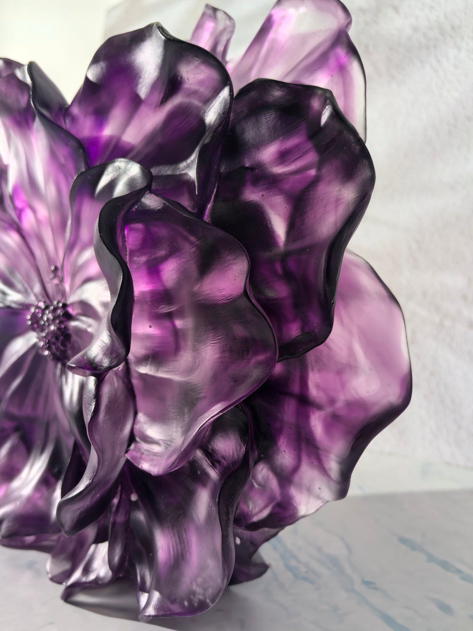 Ваза хрустальная в стиле Daum Camellia, фиолетового цвета