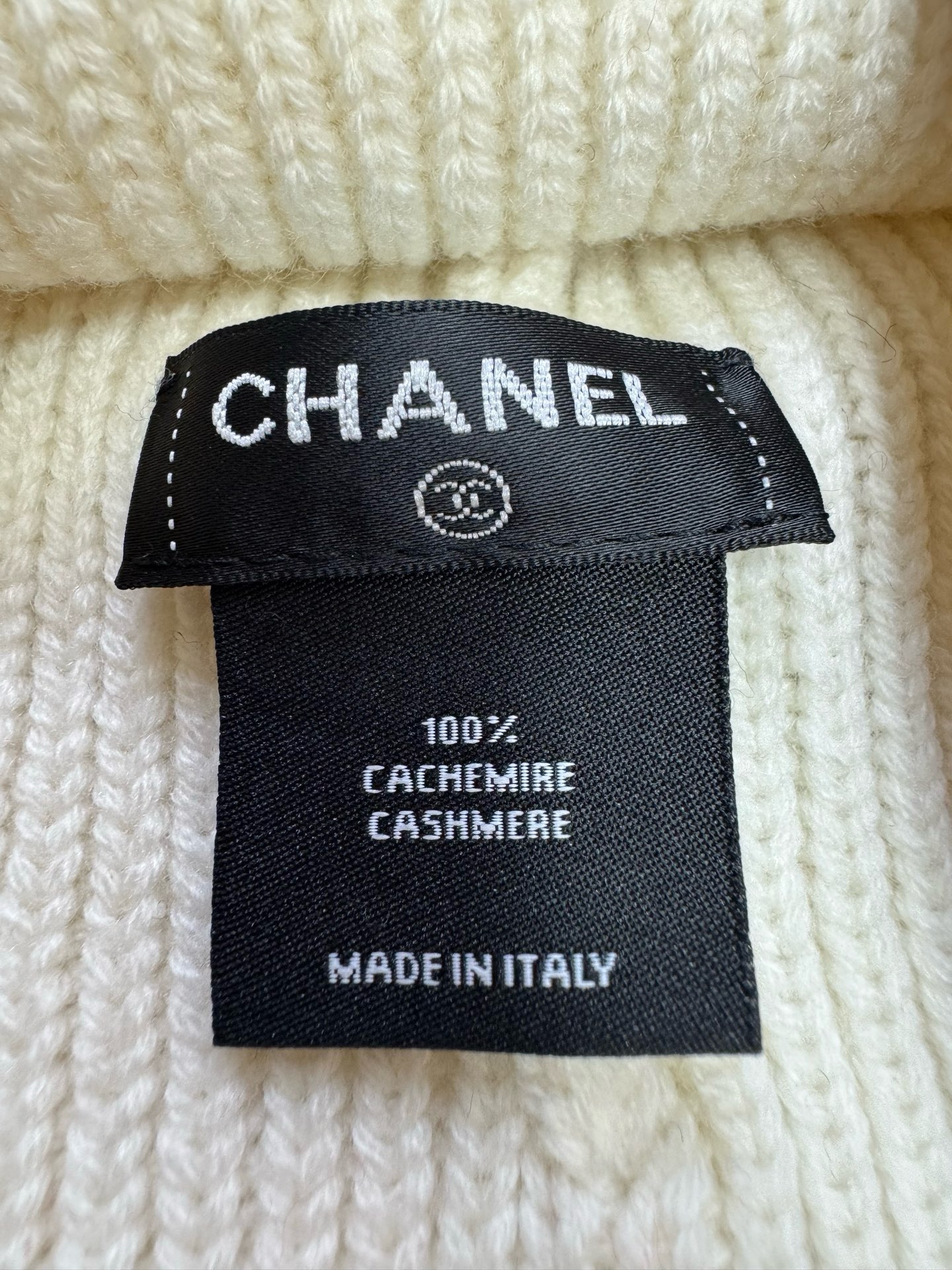Шапка женская Chanel белого цвета с вышитым логотипом