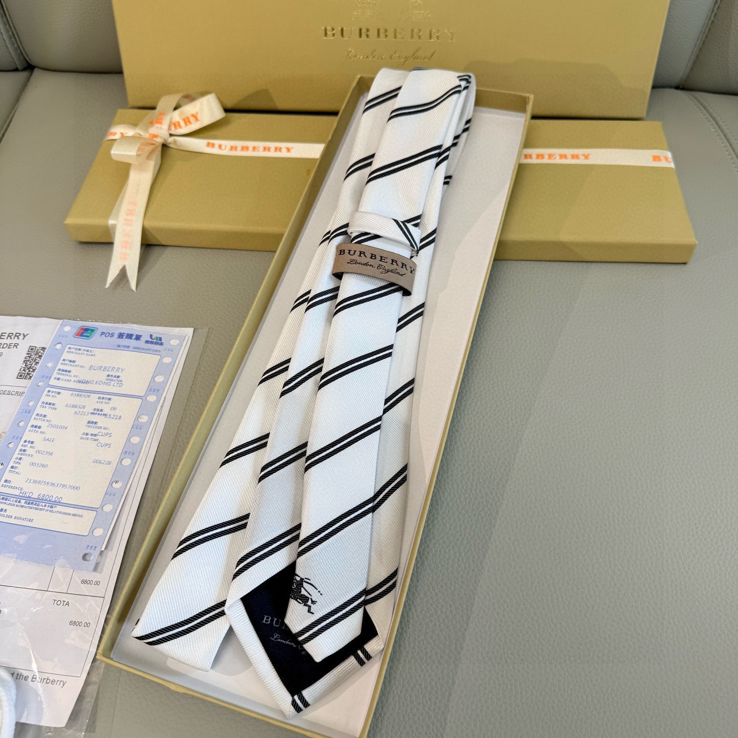 Галстук мужской в стиле Burberry белого цвета с диагональными полосами и вышивкой