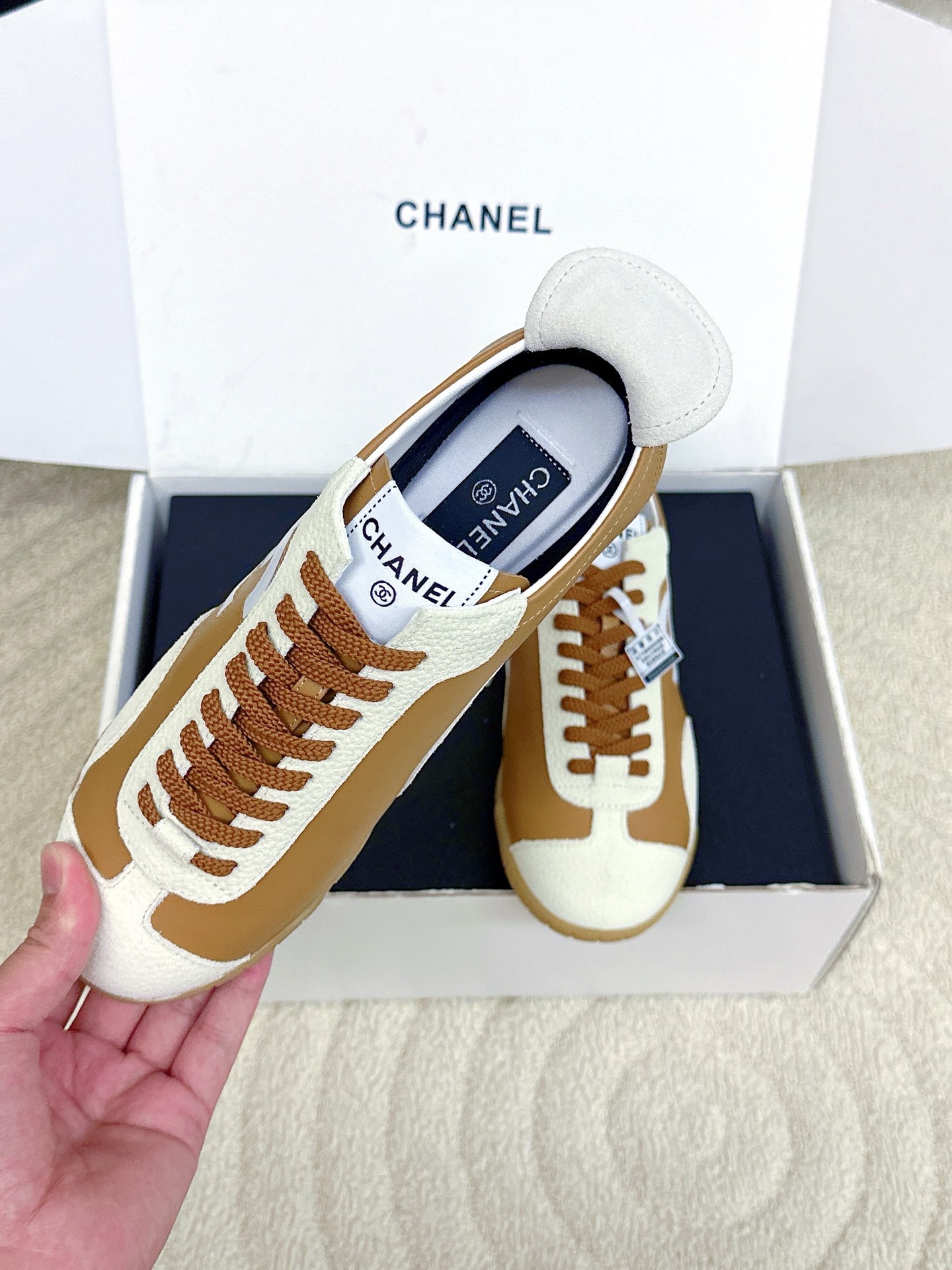 Кроссовки женские в стиле Chanel бежевого цвета с контрастными вставками