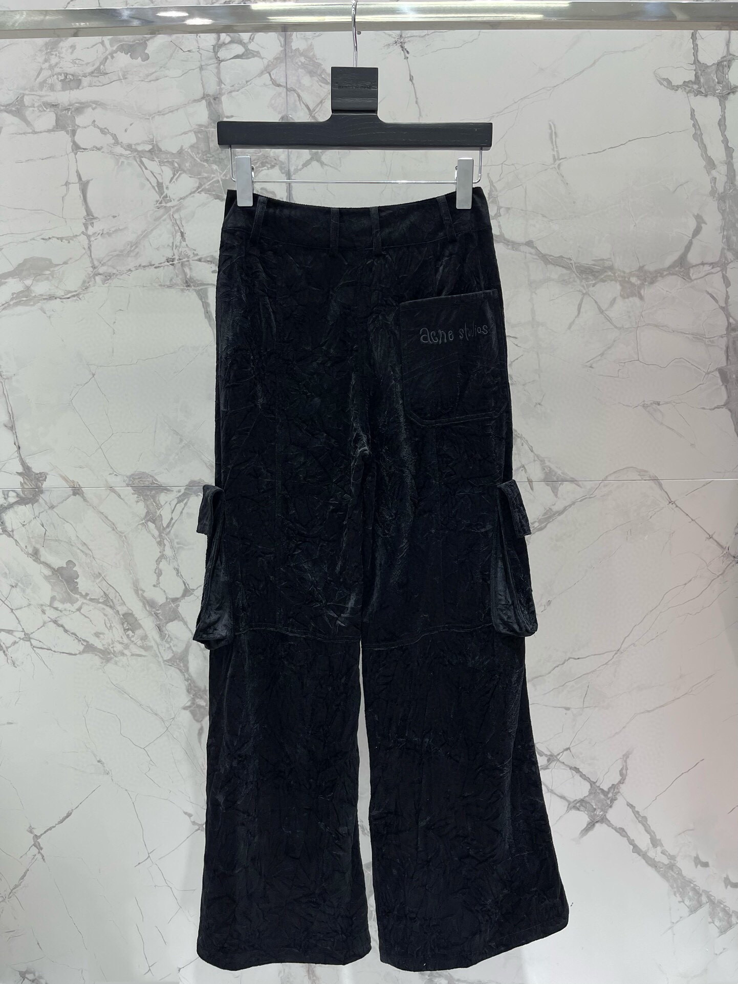 Брюки-карго женские бархатные в стиле Acne Studios с декоративными молниями и накладными карманами, чёрного цвета 