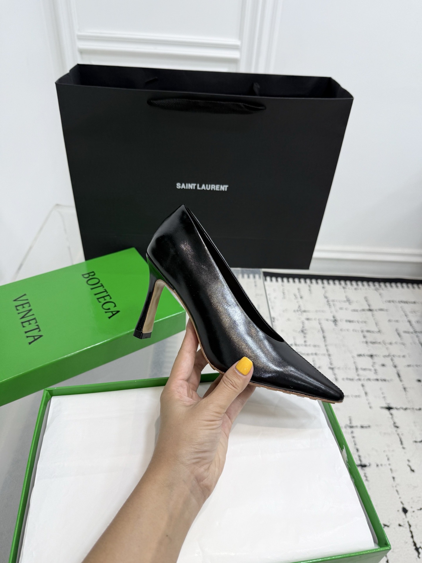 Туфли женские в стиле Bottega Veneta Sofia с глубоким вырезом чёрного цвета