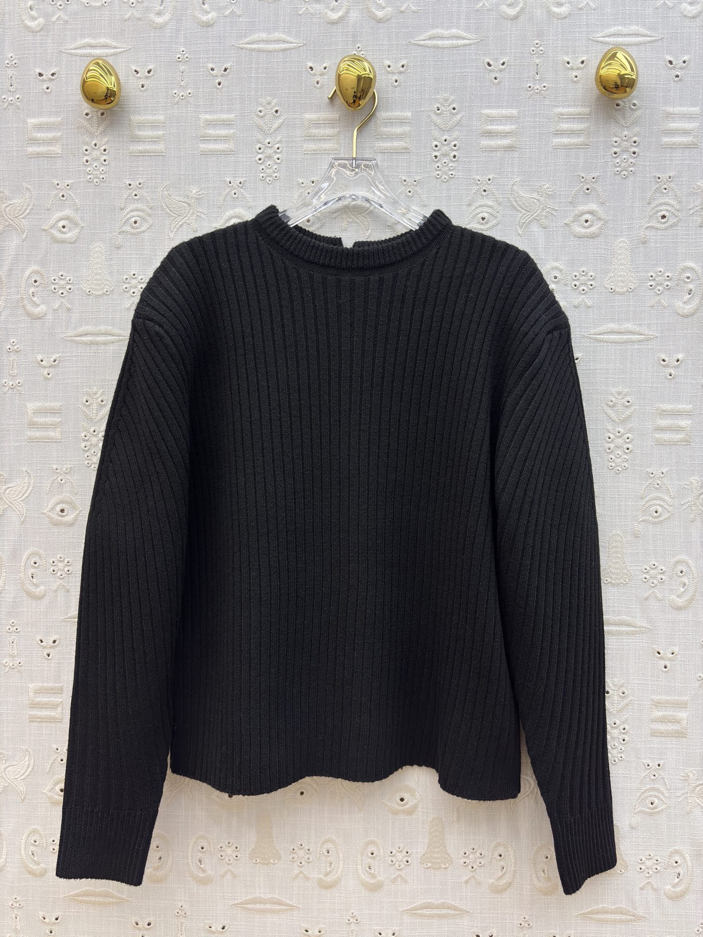 Свитер женский в стиле Schiaparelli чёрного цвета с декоративной шнуровкой на спине