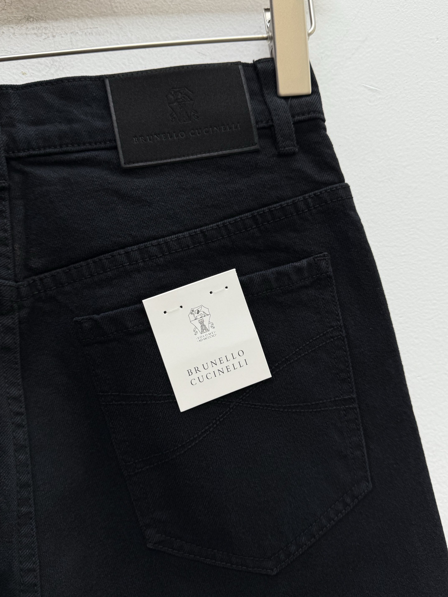 Джинсы мужские в стиле Zegna чёрного цвета с вышитым логотипом