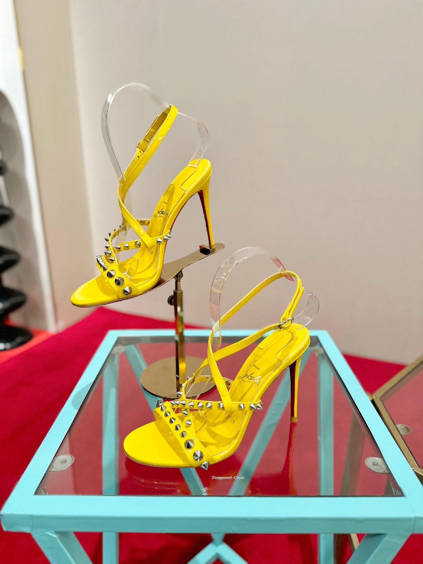 Босоножки женские в стиле Christian Louboutin So Kate желтого цвета