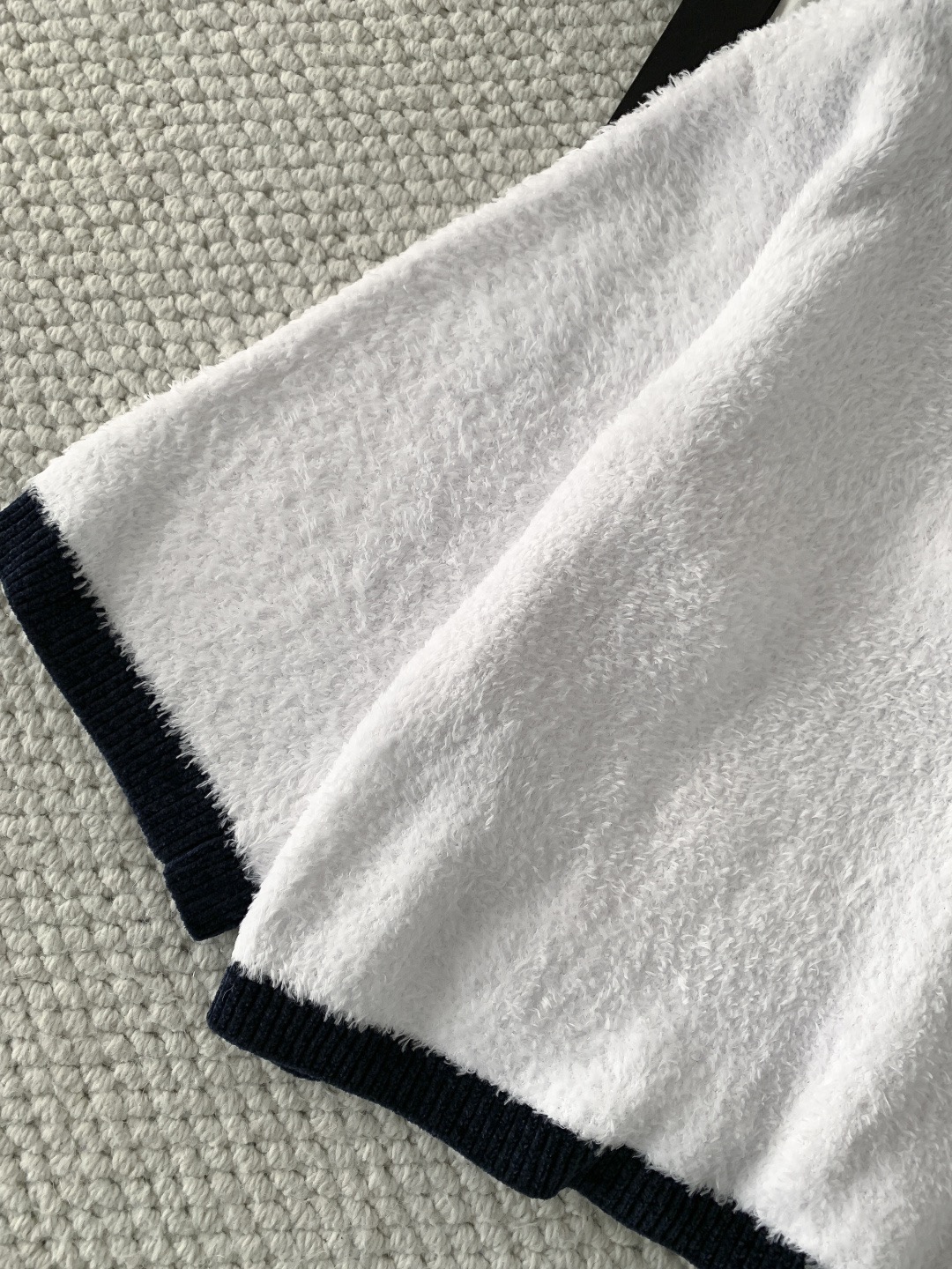 Кардиган женский в стиле Chanel белого цвета с контрастной отделкой