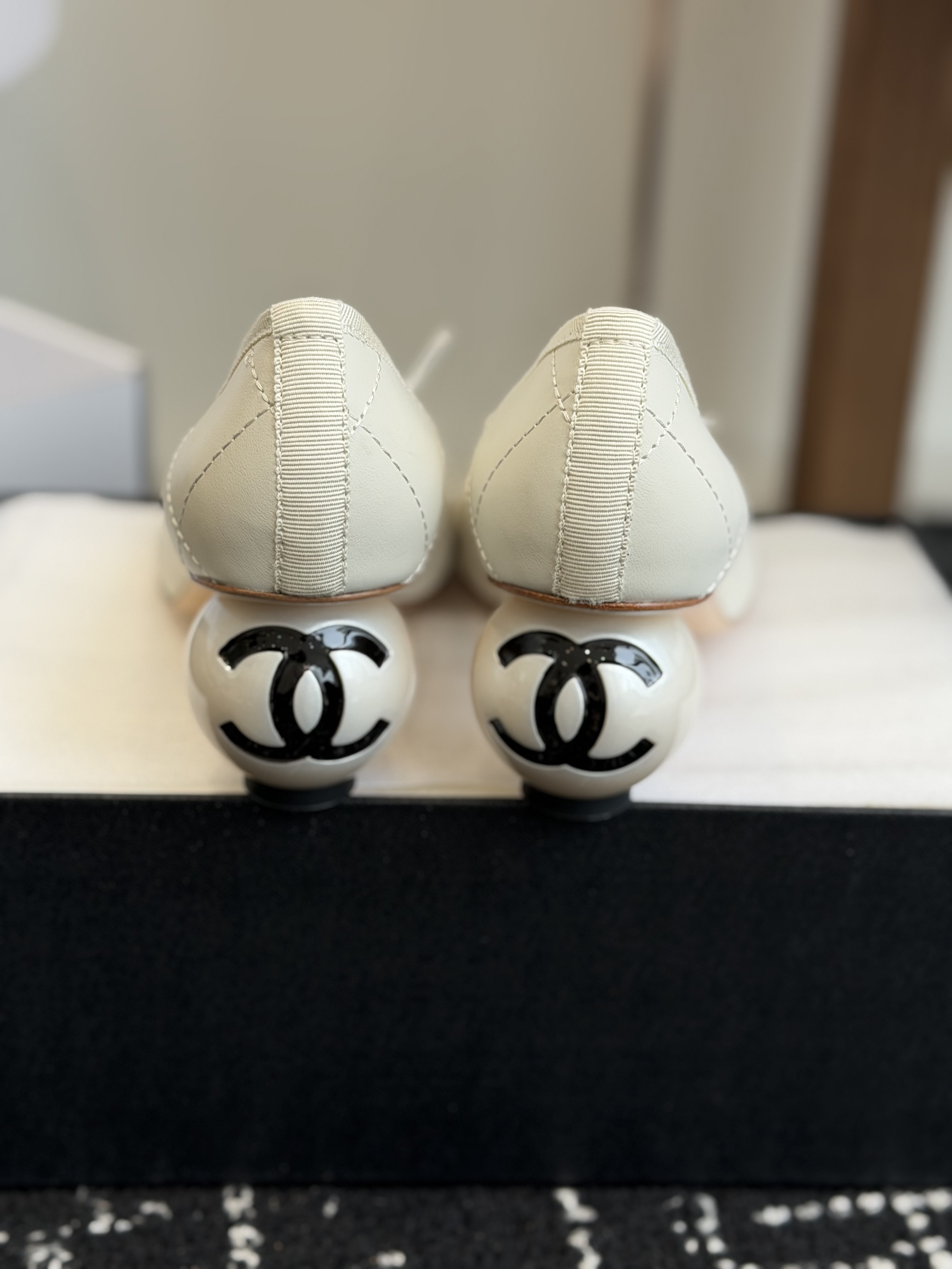 Туфли женские в стиле Chanel белого цвета