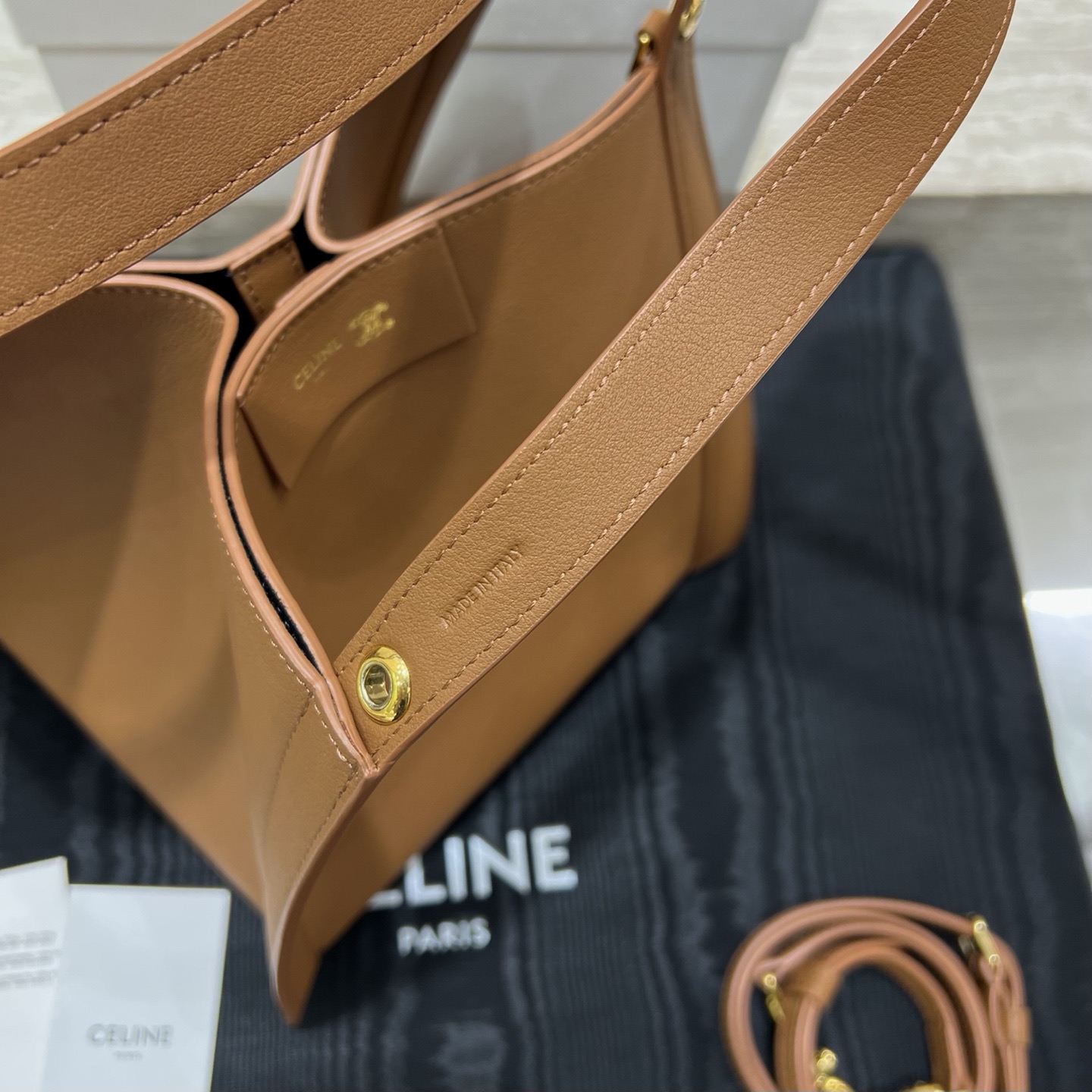 Сумка женская в стиле Celine Cubo карамельного цвета