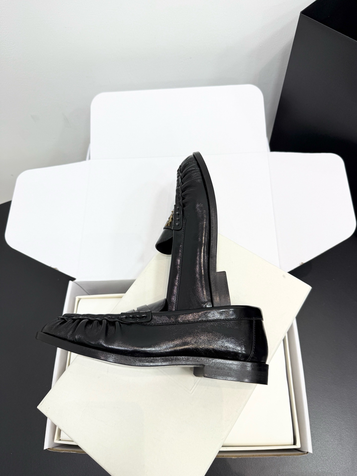 Лоферы женские в стиле Saint Laurent Le Loafer черного цвета