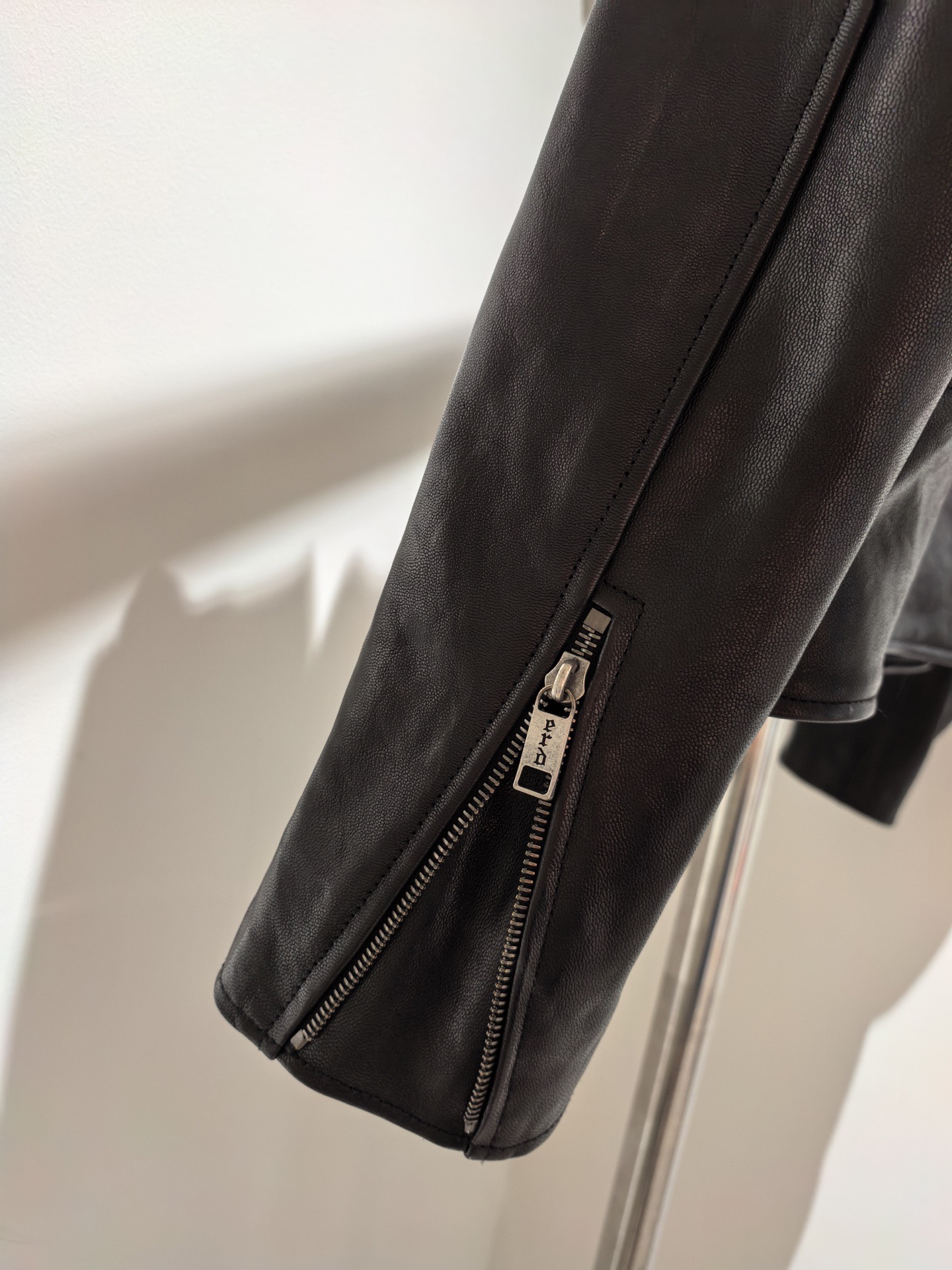 Куртка мужская в стиле Enfants Riches Déprimés Rose Buckle Moto Jacketчёрного цвета с пряжками