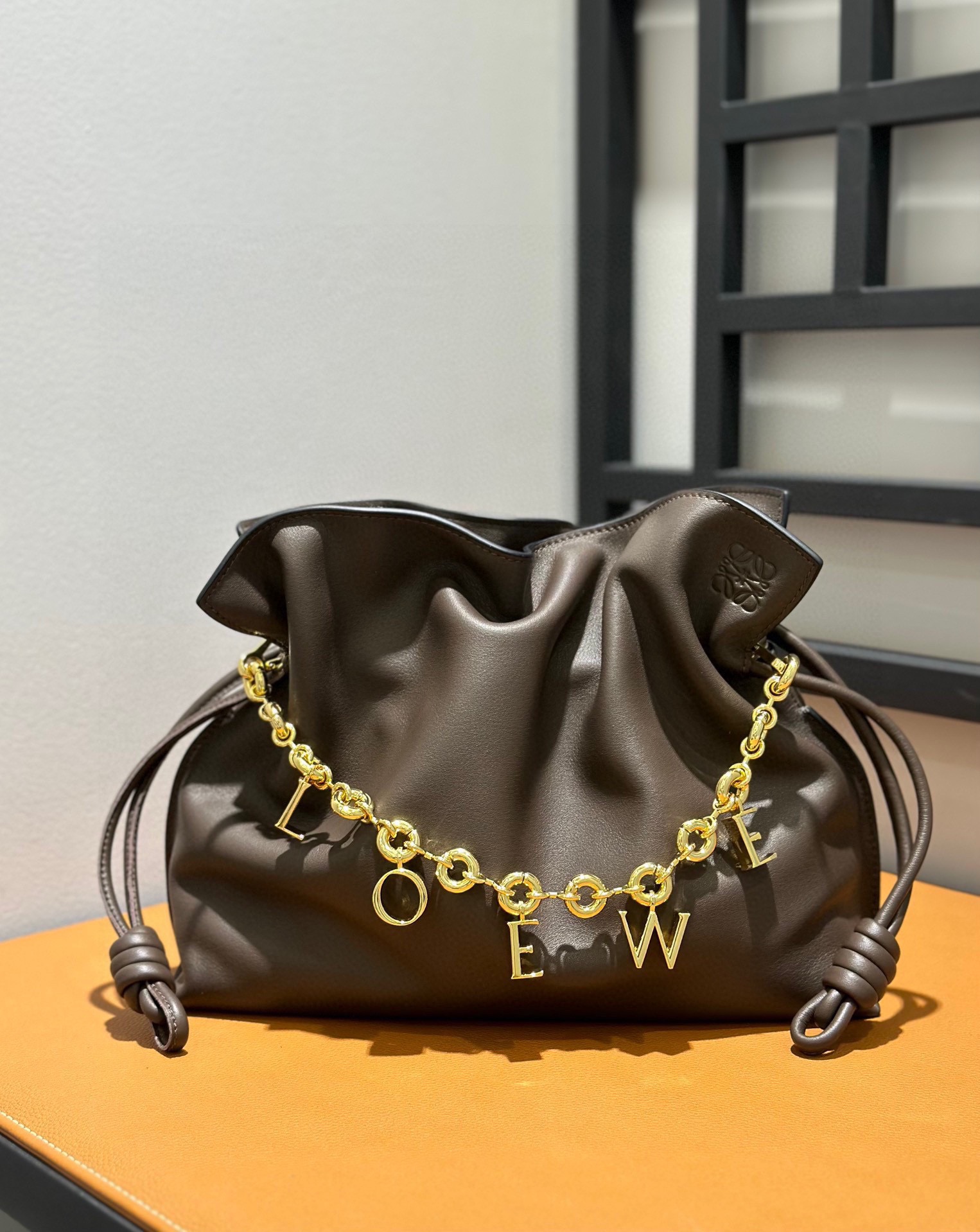 Сумка женская Loewe Flamenco коричневого цвета
