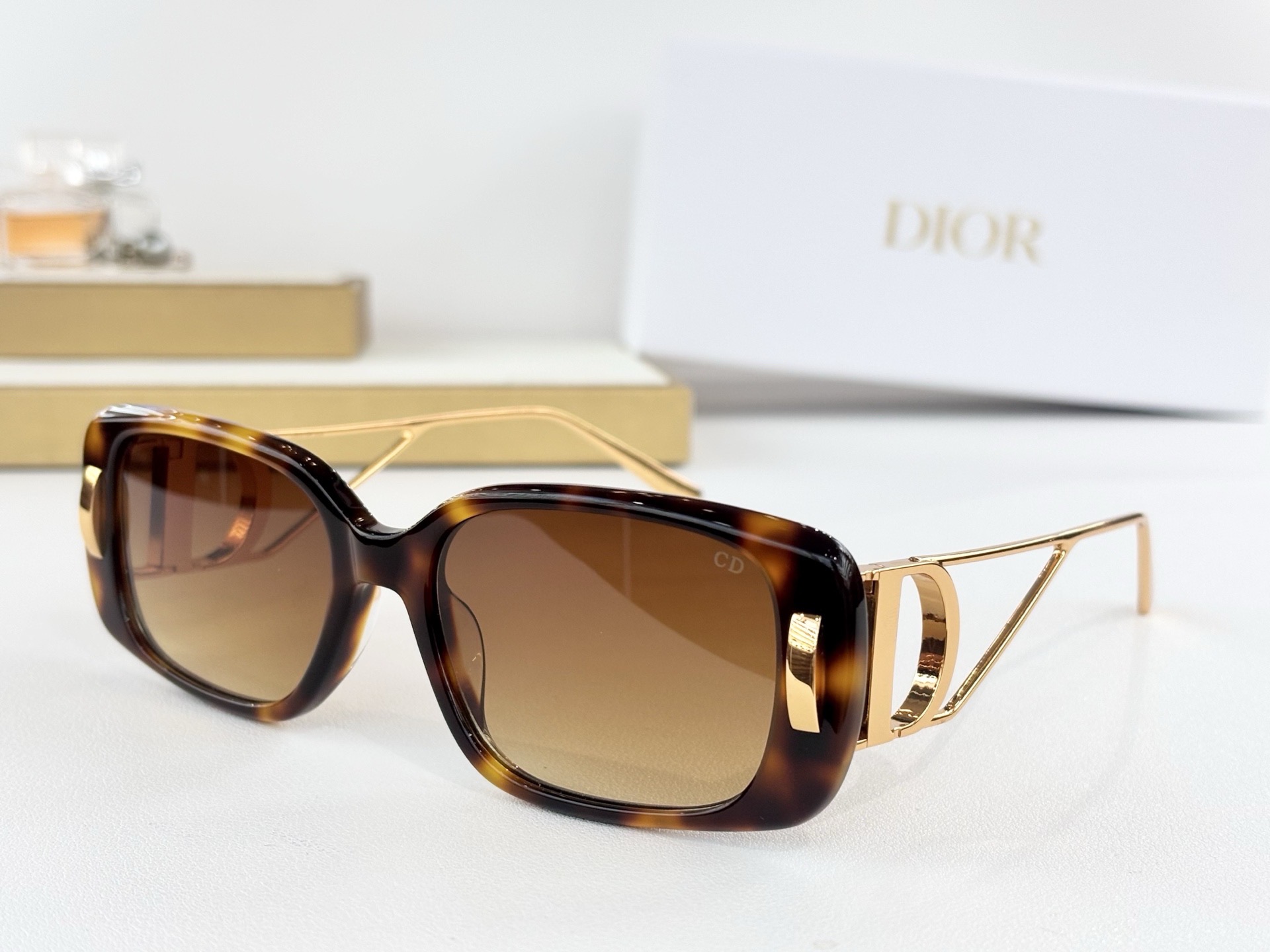 Очки солнцезащитные женские в стиле Dior DSGTA47UCK