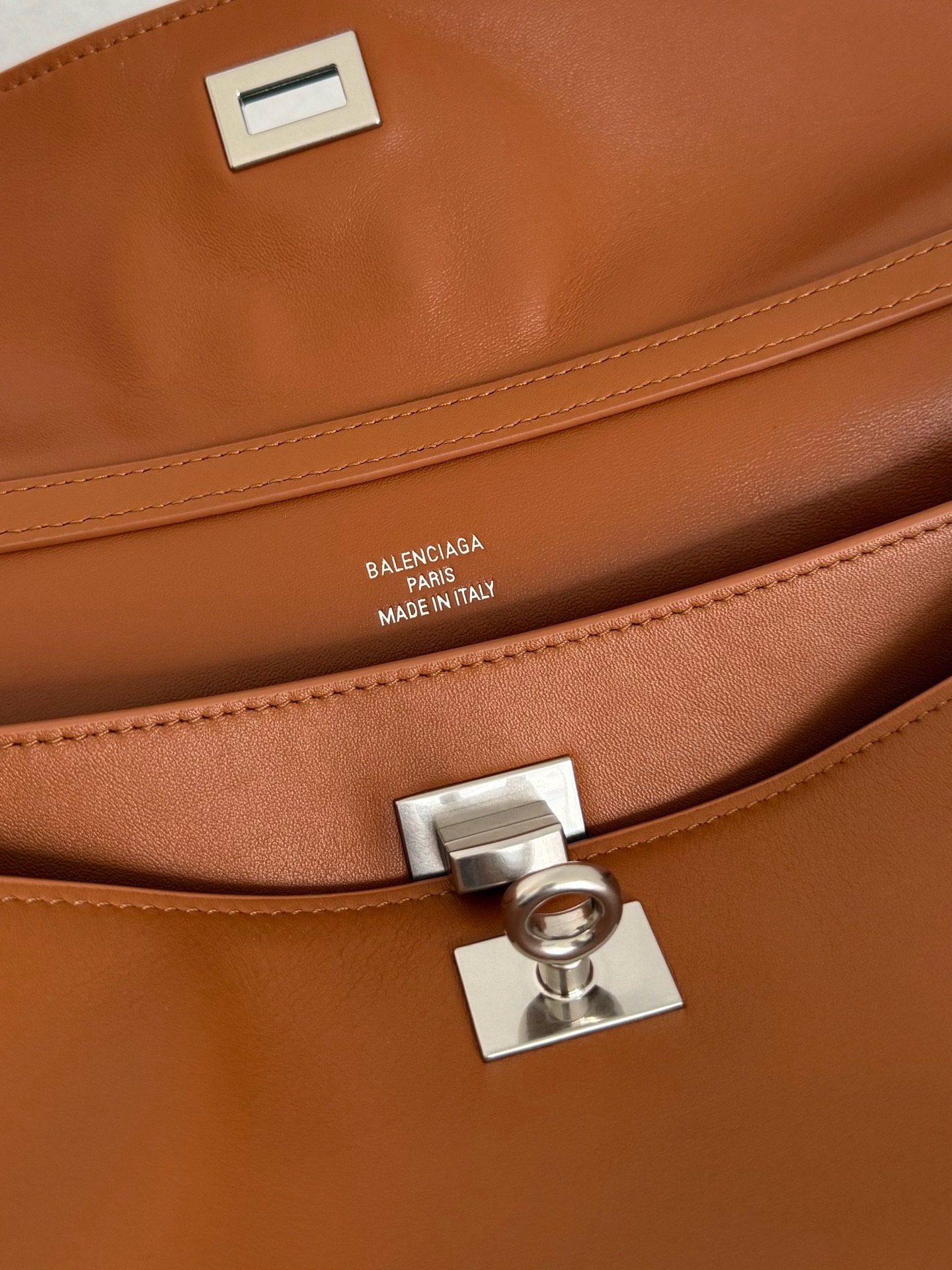 Сумка женская Balenciaga Rodeo Drive рыжего цвета