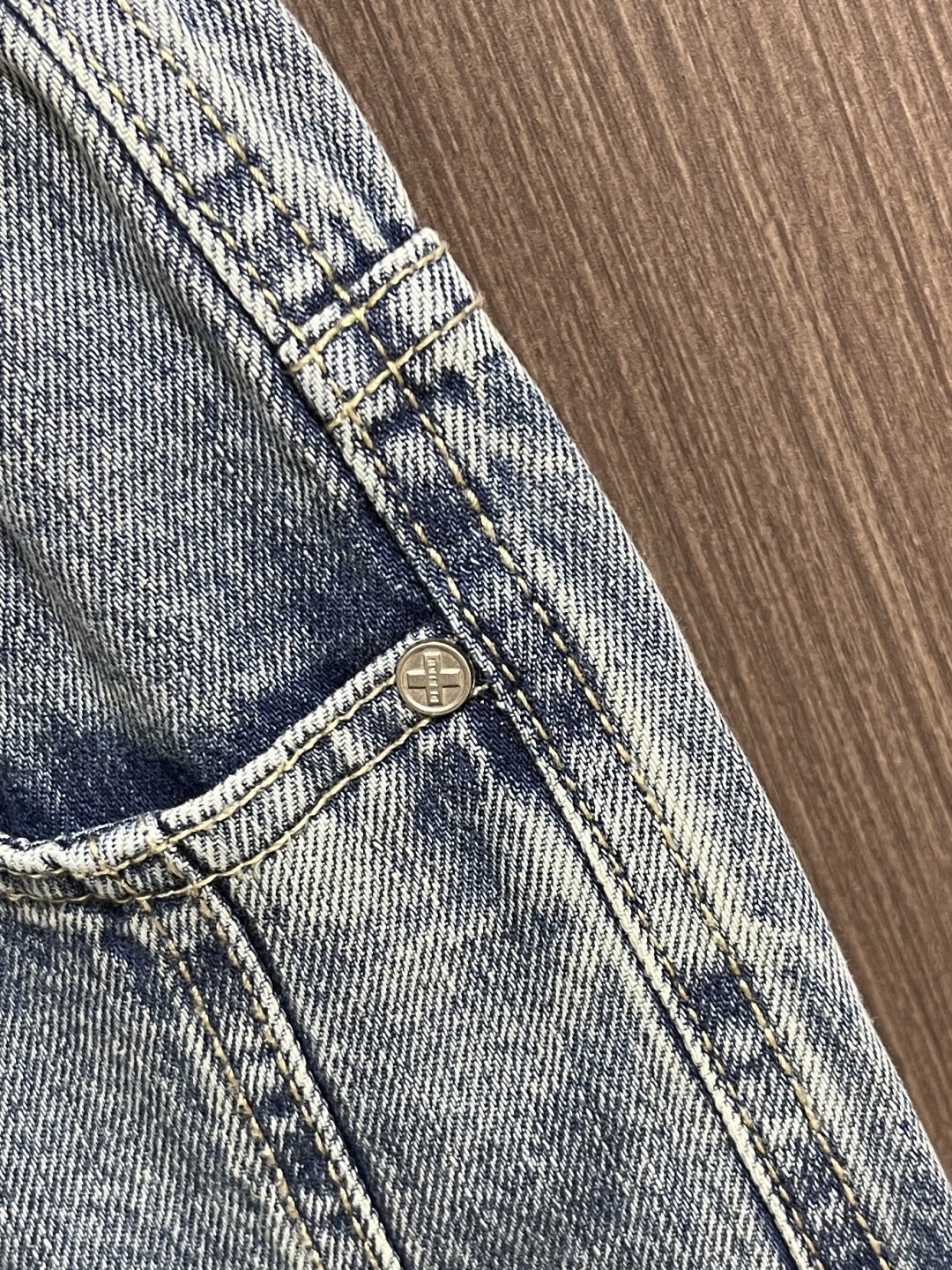 Джинсы мужские в стиле Bottega Veneta свободные светло-голубого цвета с резинкой