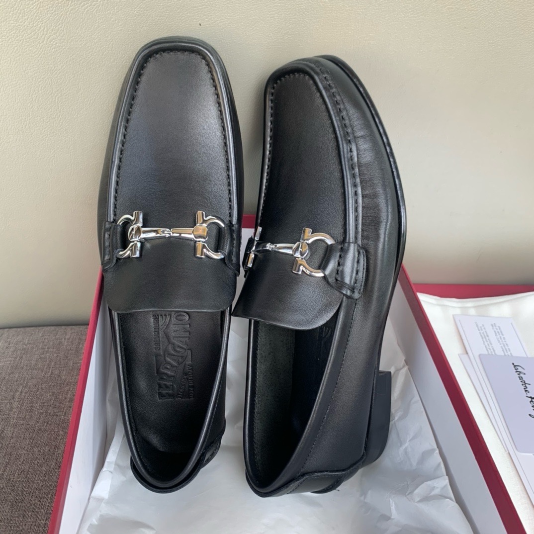 Лоферы мужские в стиле Salvatore Ferragamo черного цвета