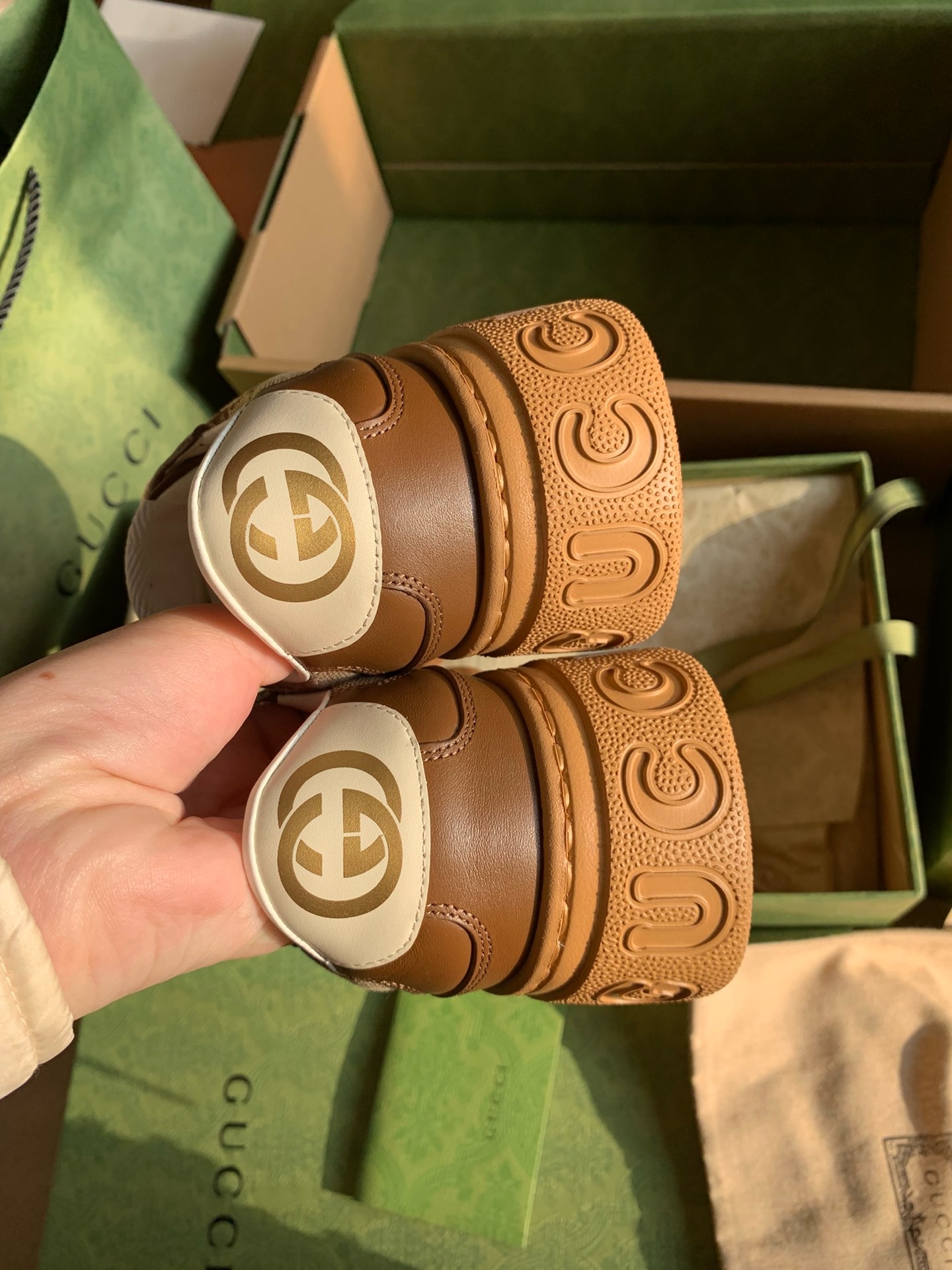 Кеды Gucci с монограммой GG бежево-коричневого цвета