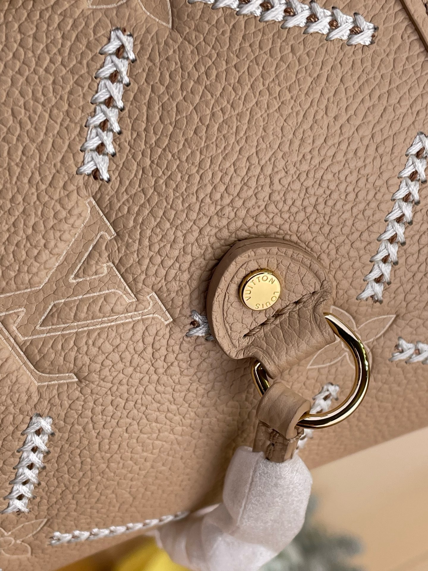 Сумка женская Louis Vuitton Neverfull MM бежевого цвета с вышивкой
