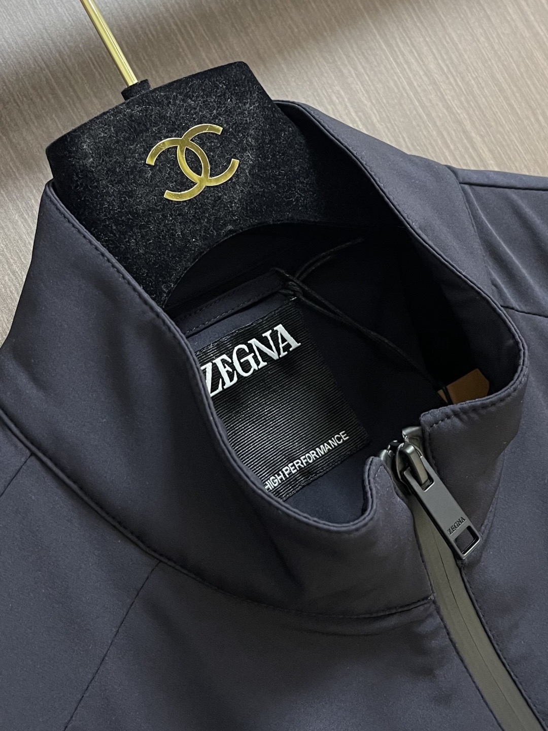 Костюм мужской в стиле Zegna тёмно-серого цвета с лампасами